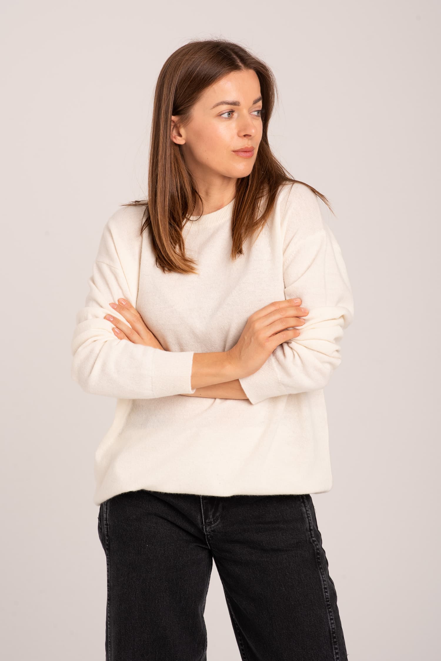 Kremowy klasyczny sweter damski Agatha