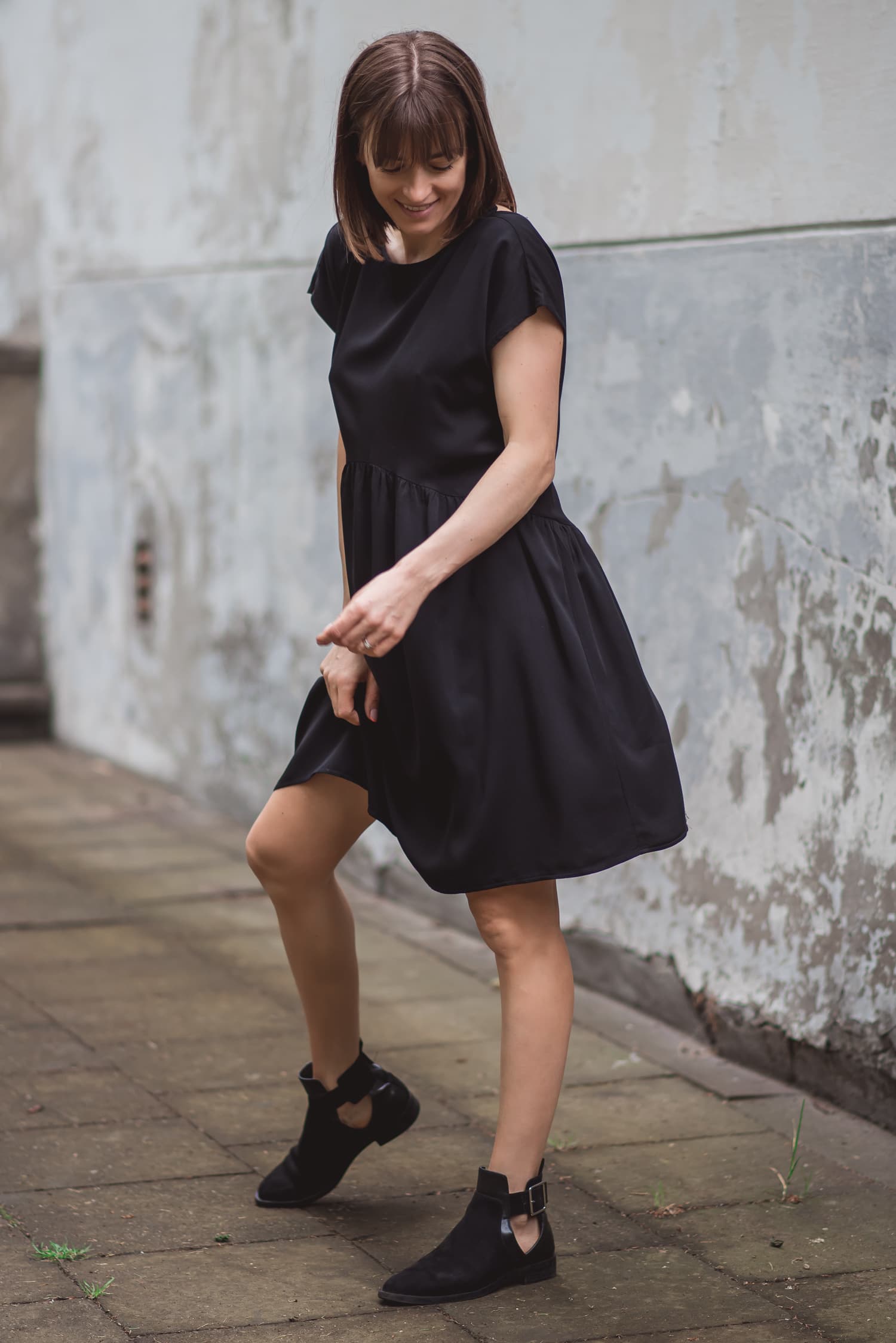 Sukienka KUSICIELKA z odkrytymi plecami – CZARNA - zdjęcie 3