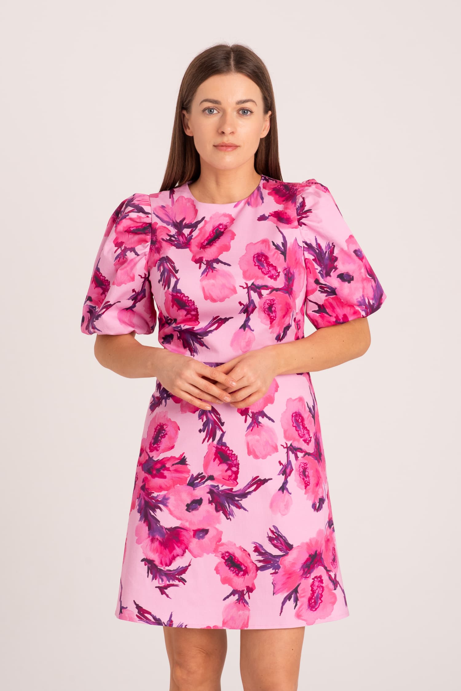 Bawełniana sukienka w duże różowe kwiaty Everly - widok 2