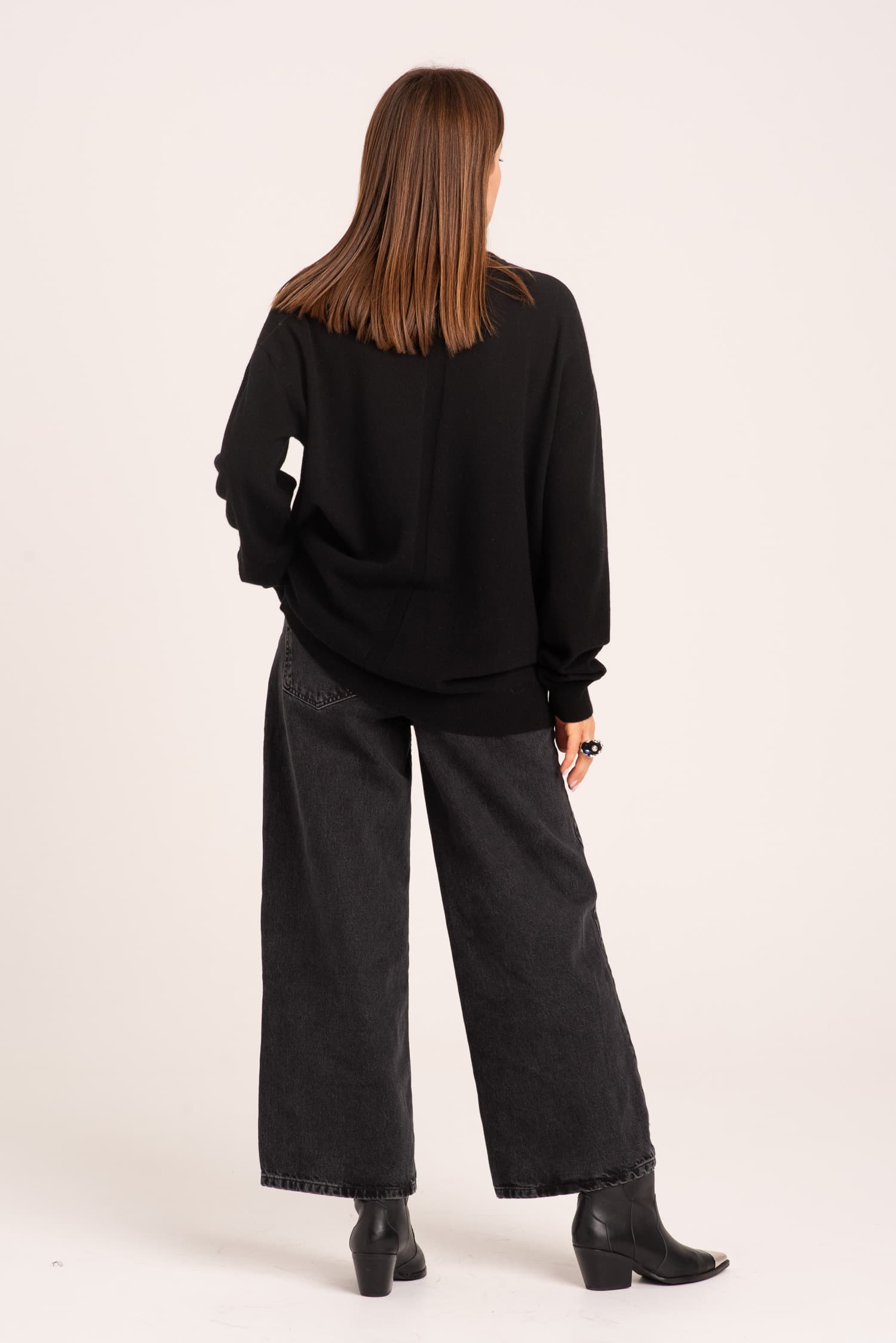 Czarny klasyczny sweter damski Agatha - widok 2