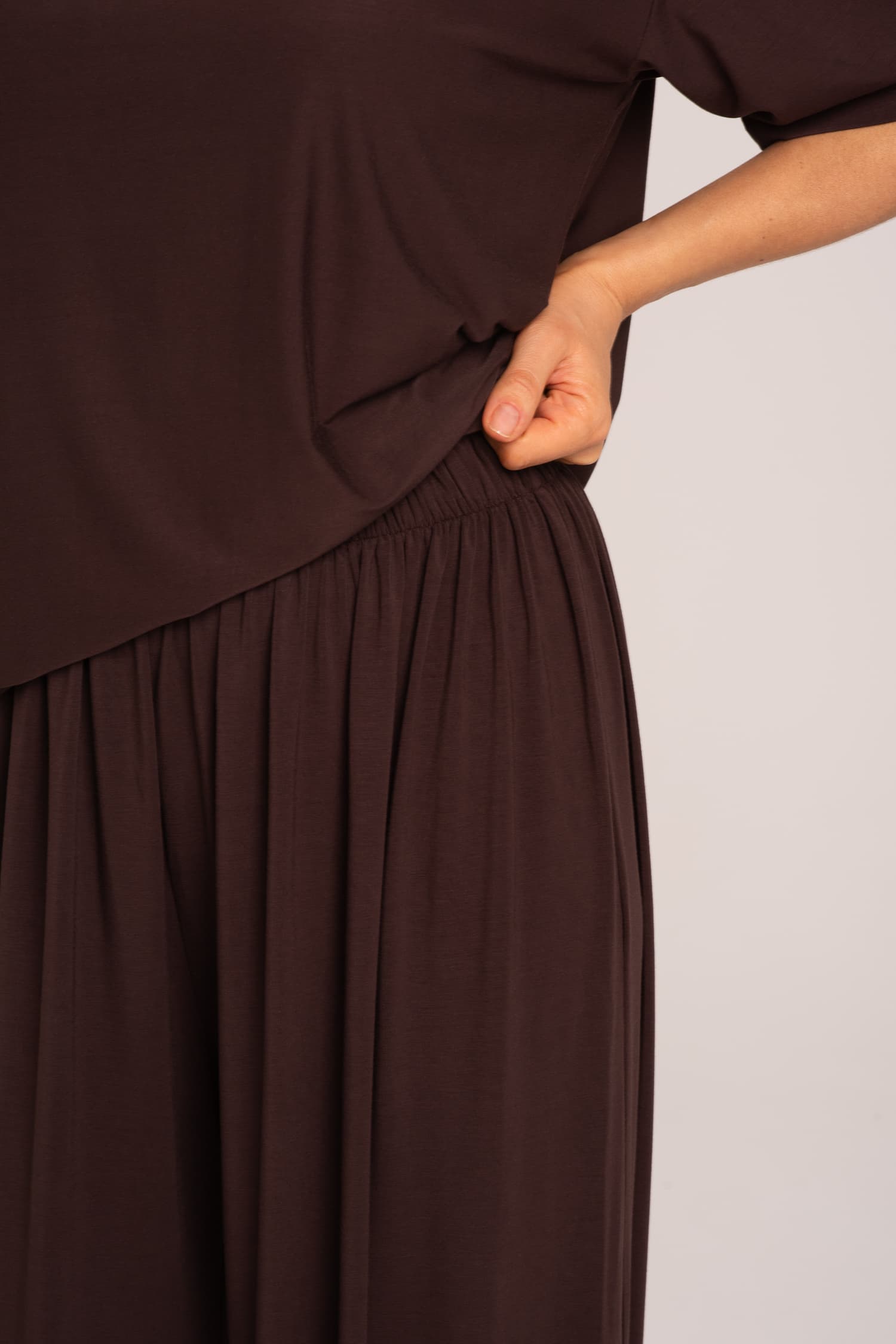 Brązowe luźne spodnie bambusowe Nina - widok 2