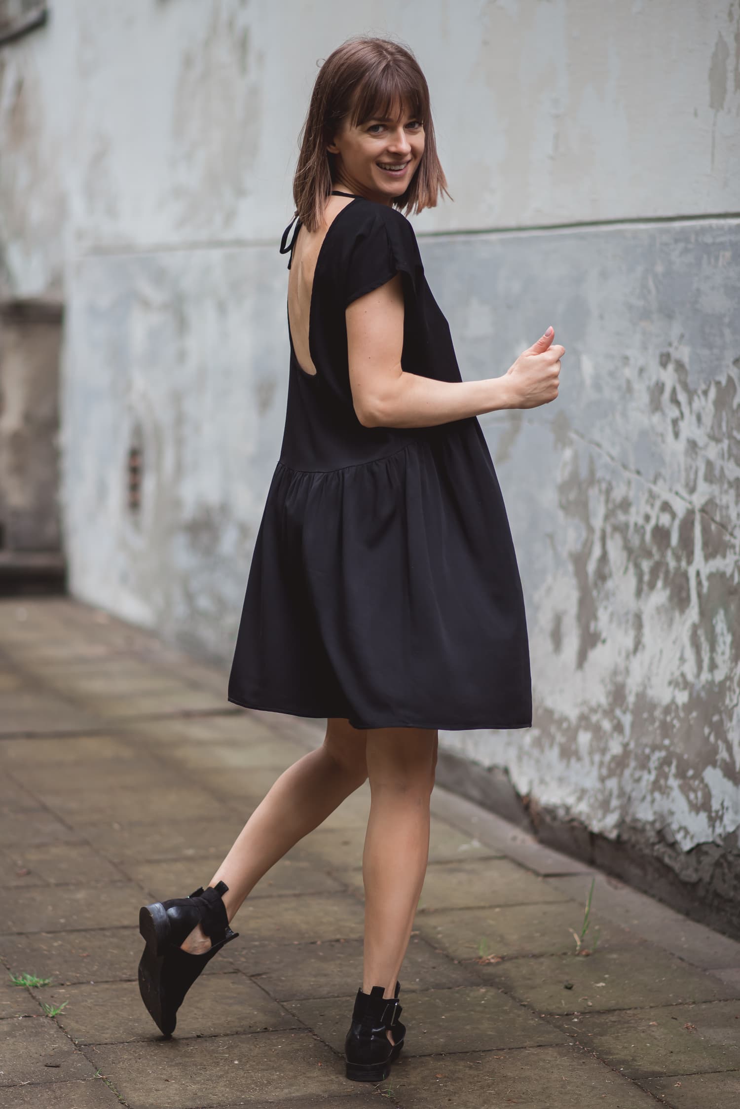 Sukienka KUSICIELKA z odkrytymi plecami – CZARNA - widok 2