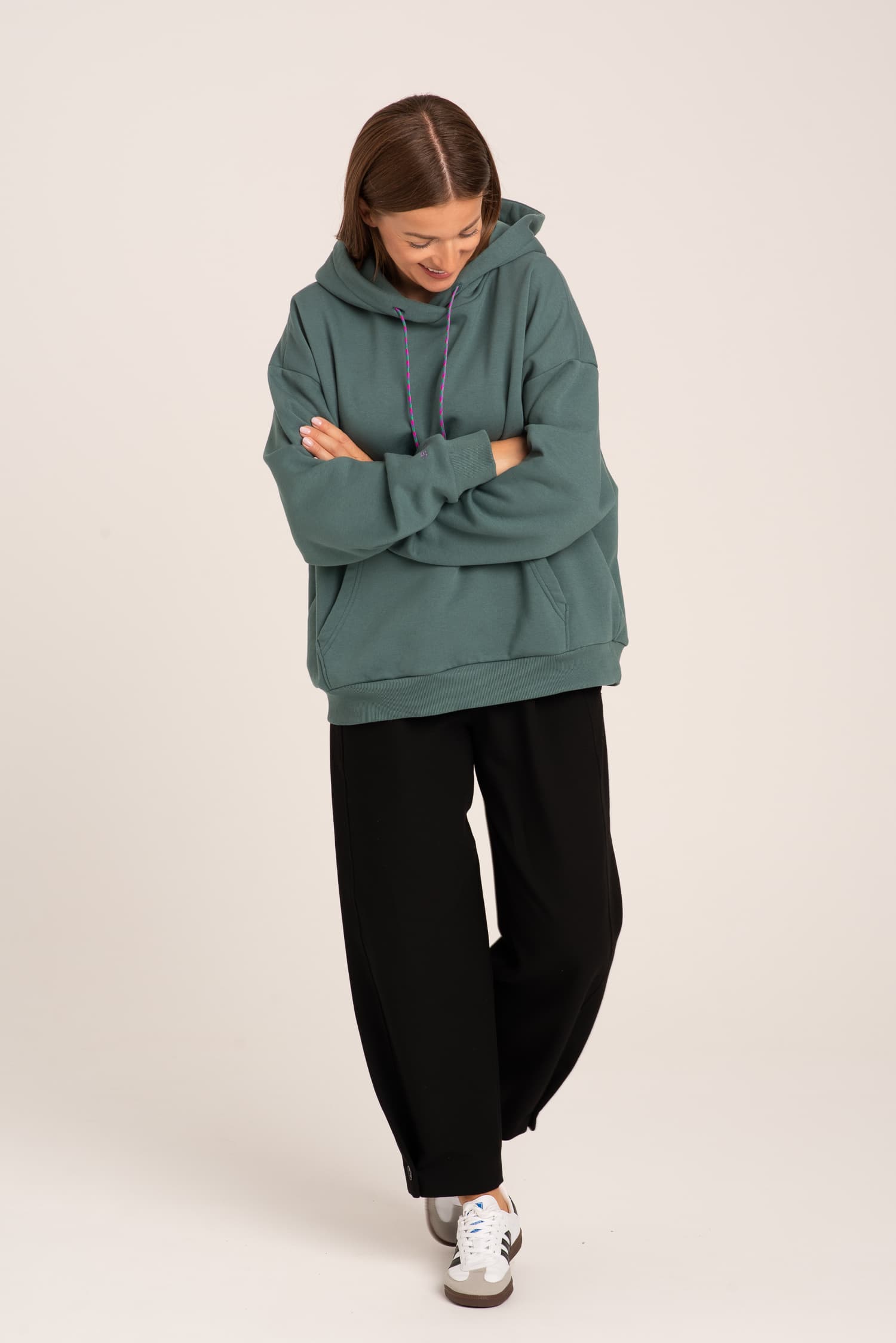 Zielona bluza dresowa z kapturem LOU - widok 2