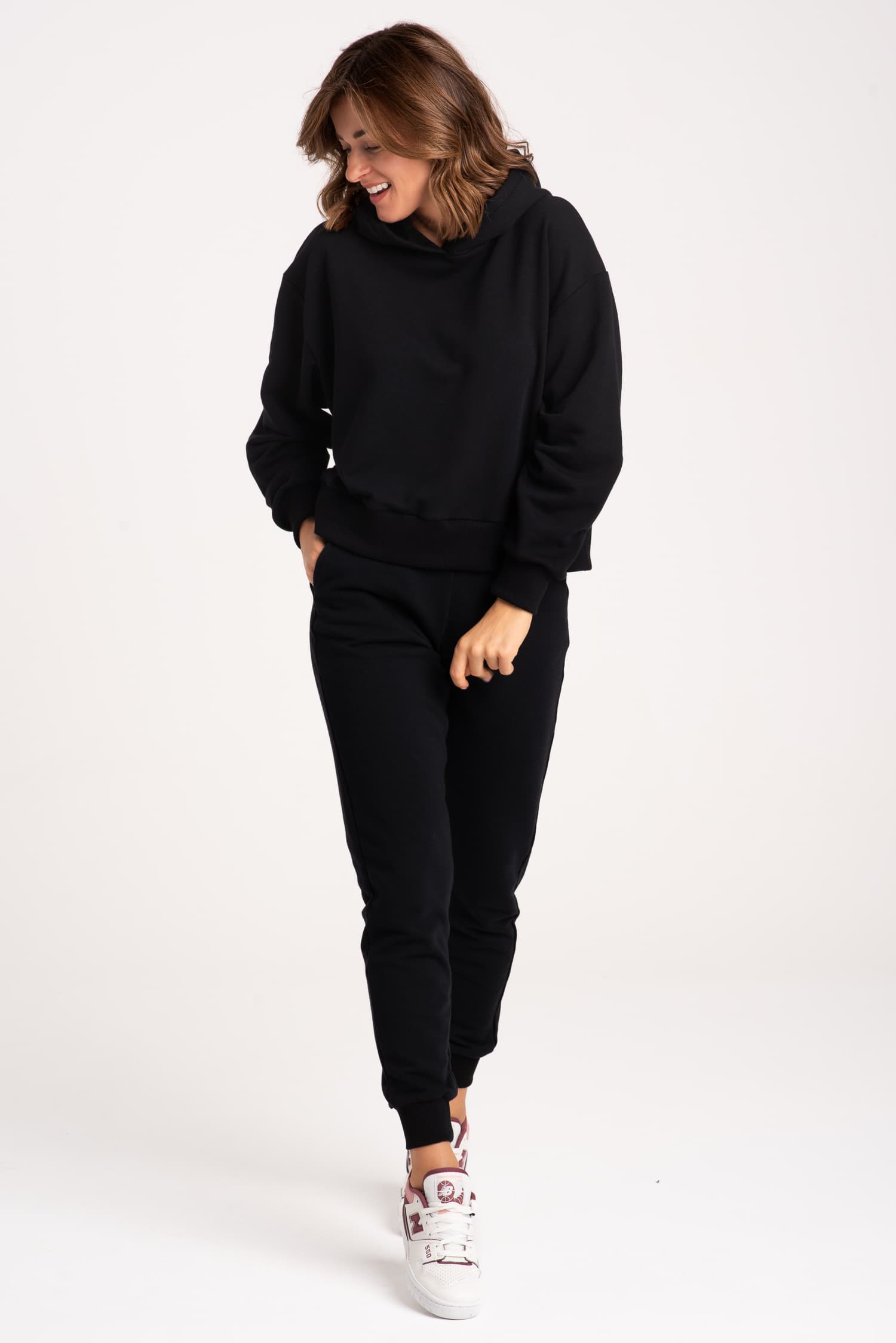 Komplet: czarne spodnie dresowe z wysokim stanem + bluza z kapturem - zdjęcie 4