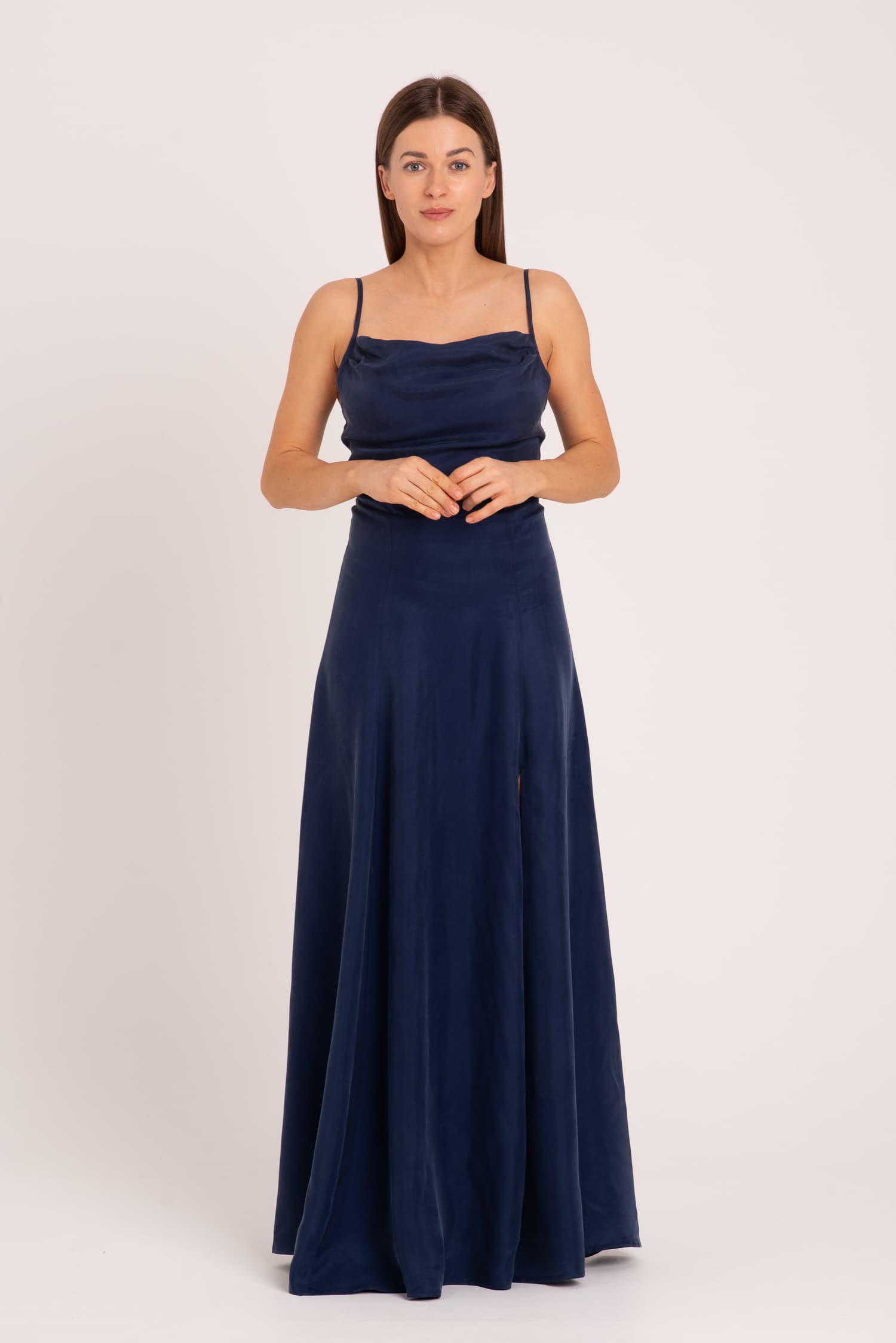 Długa granatowa sukienka z cupro na ramiączkach Natalie - zdjęcie 4