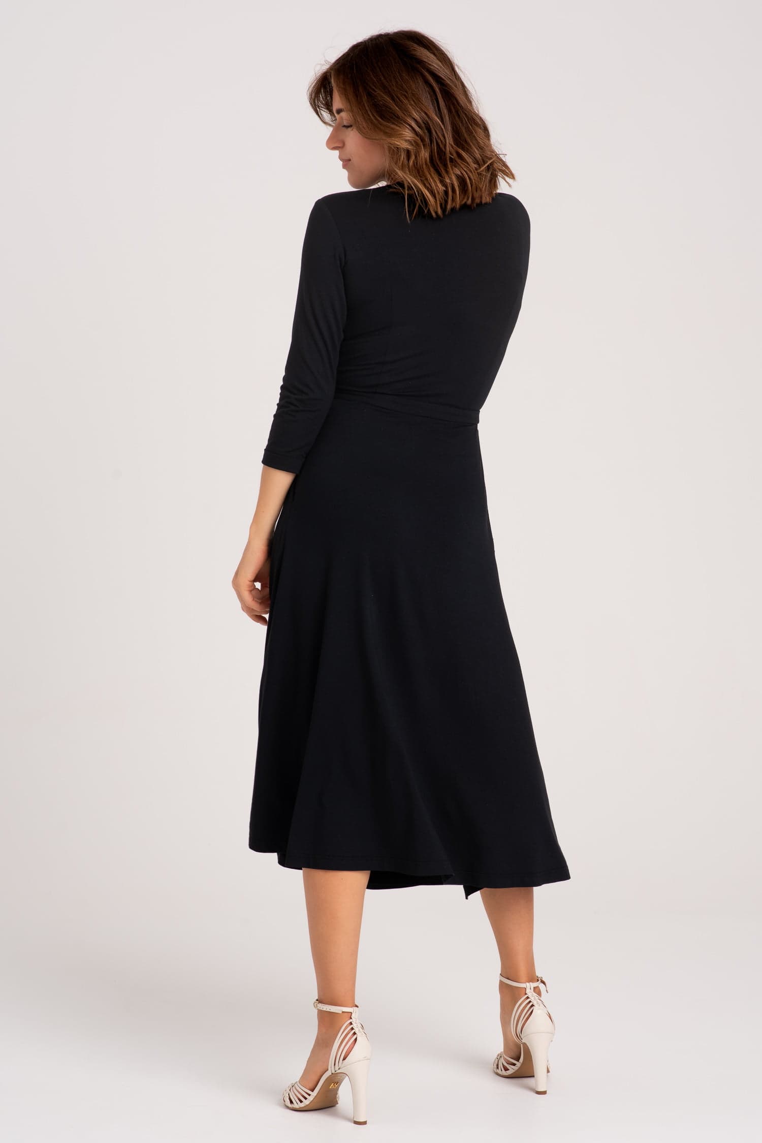 Czarna sukienka kopertowa z modalu Red - zdjęcie 4