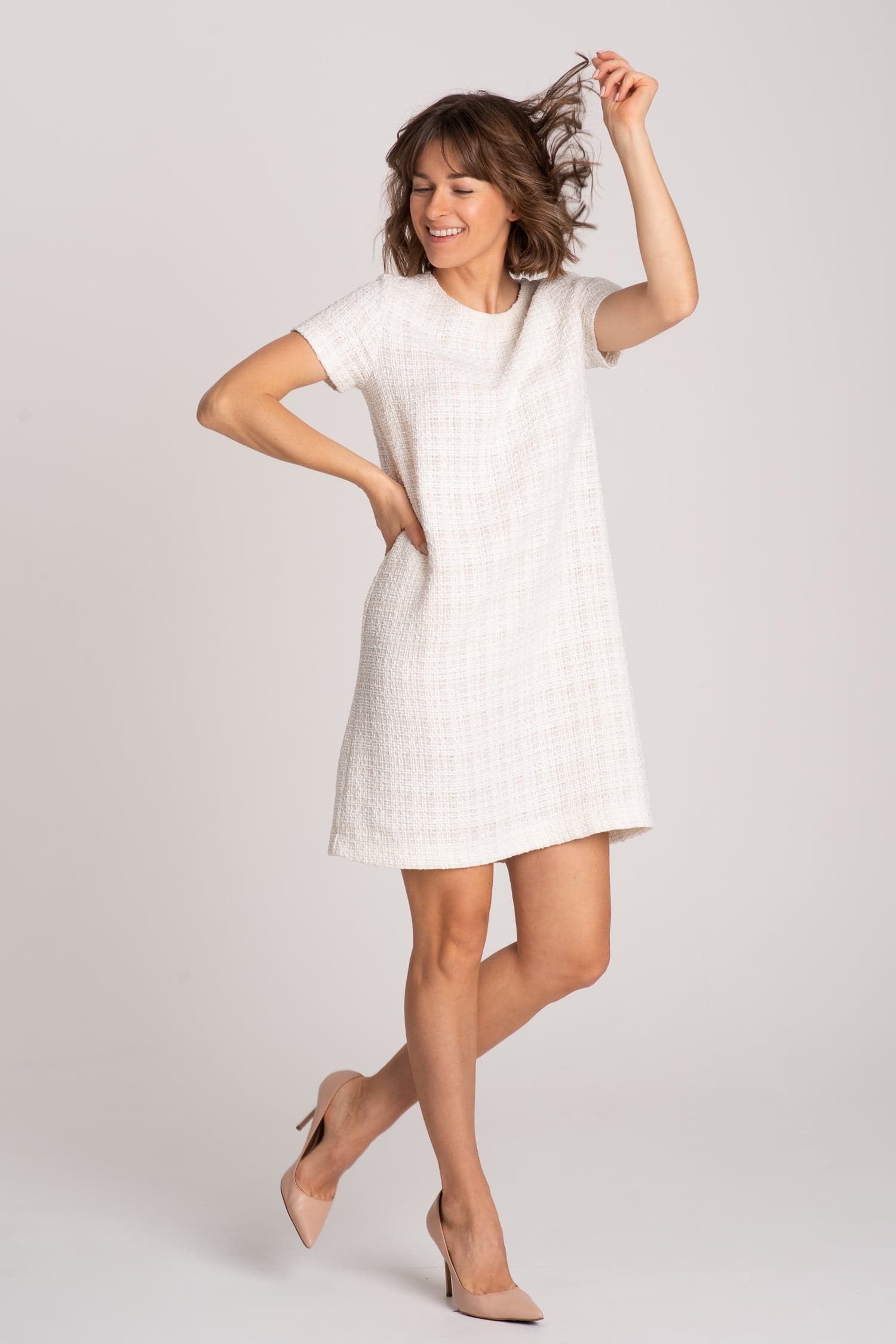 Klasyczna sukienka MINIMALISTKA – biała - zdjęcie 3