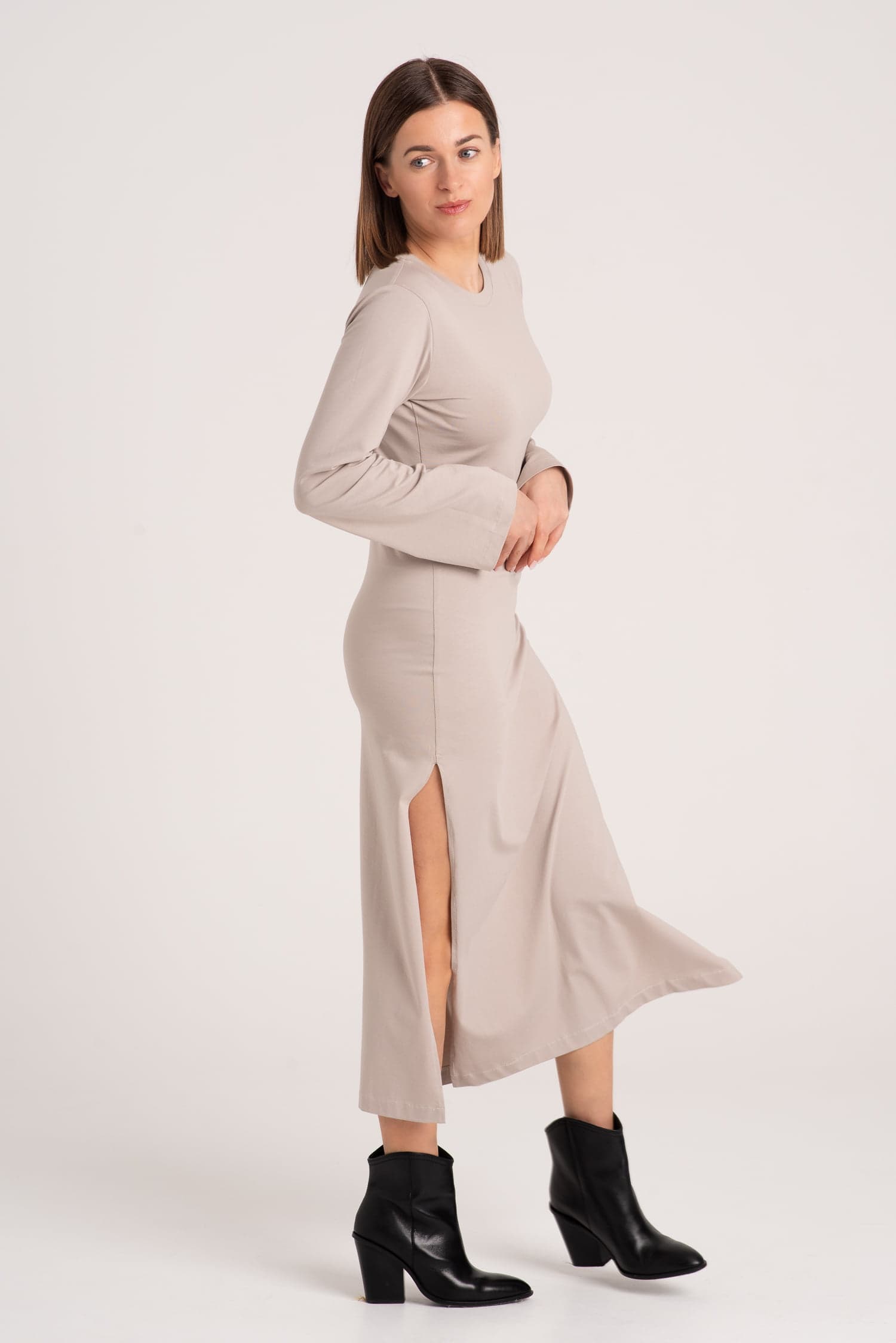 Długa sukienka t-shirtowa z rozcięciem AVERY - zdjęcie 3