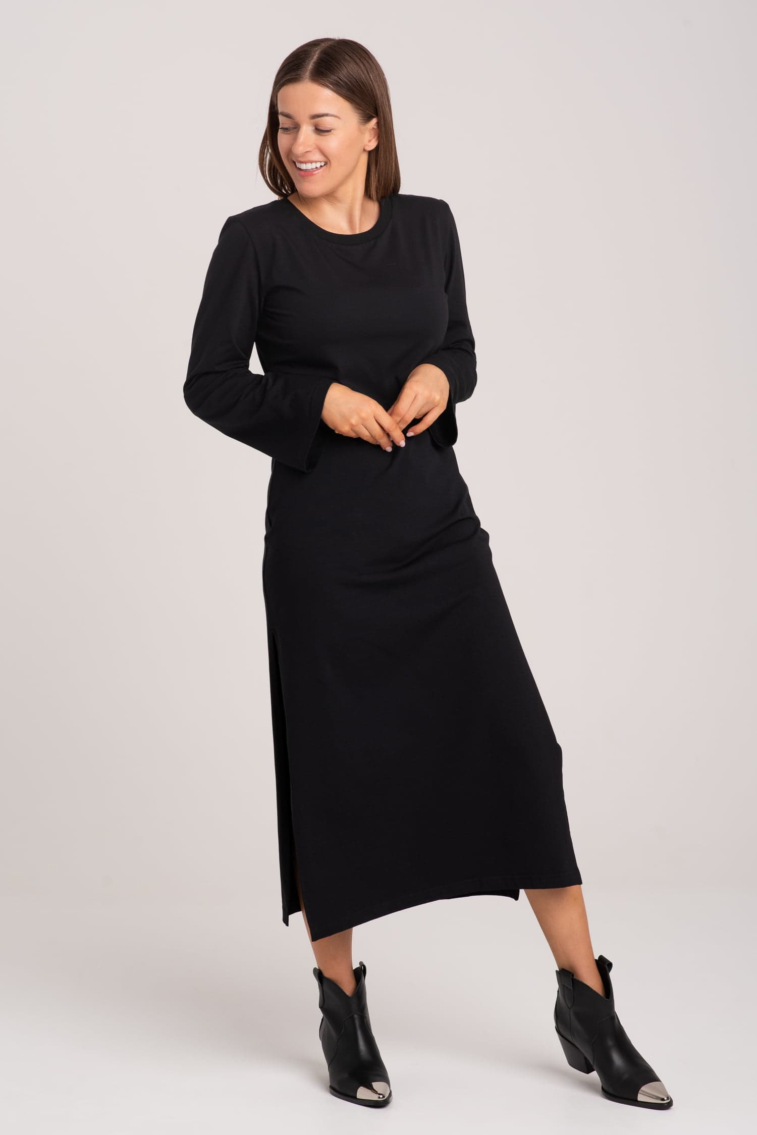 Czarna długa sukienka t-shirtowa z rozcięciem AVERY - widok 2