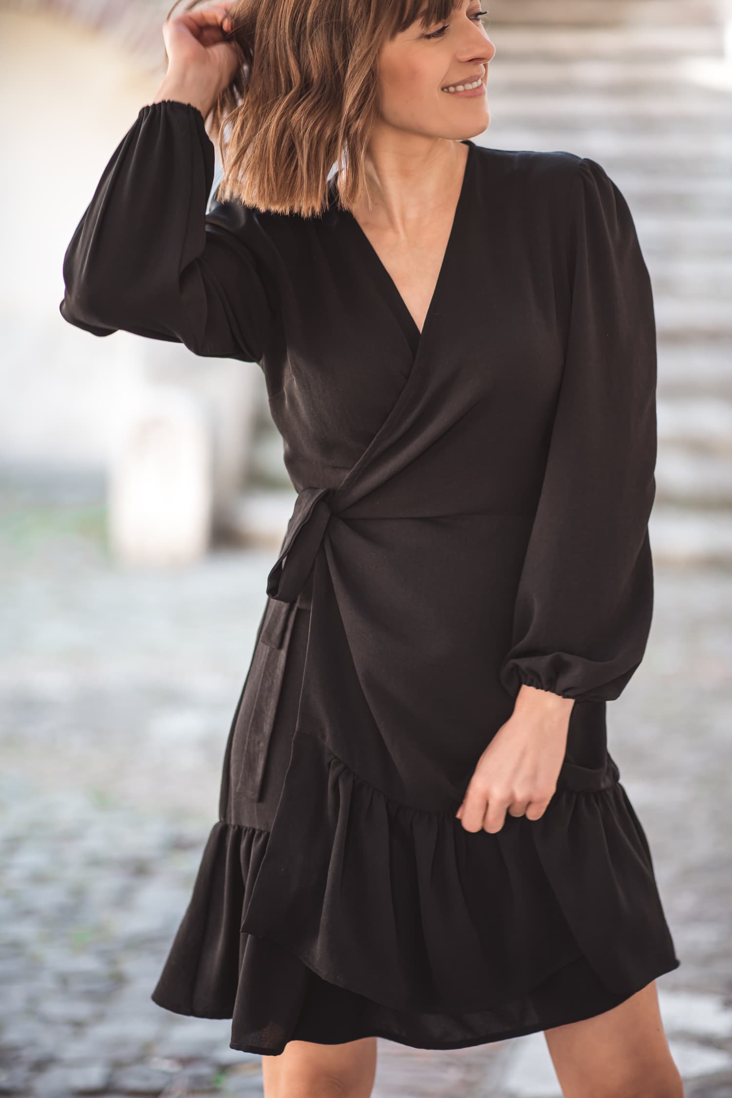 Sukienka kopertowa LOVE - czarna - zdjęcie 4