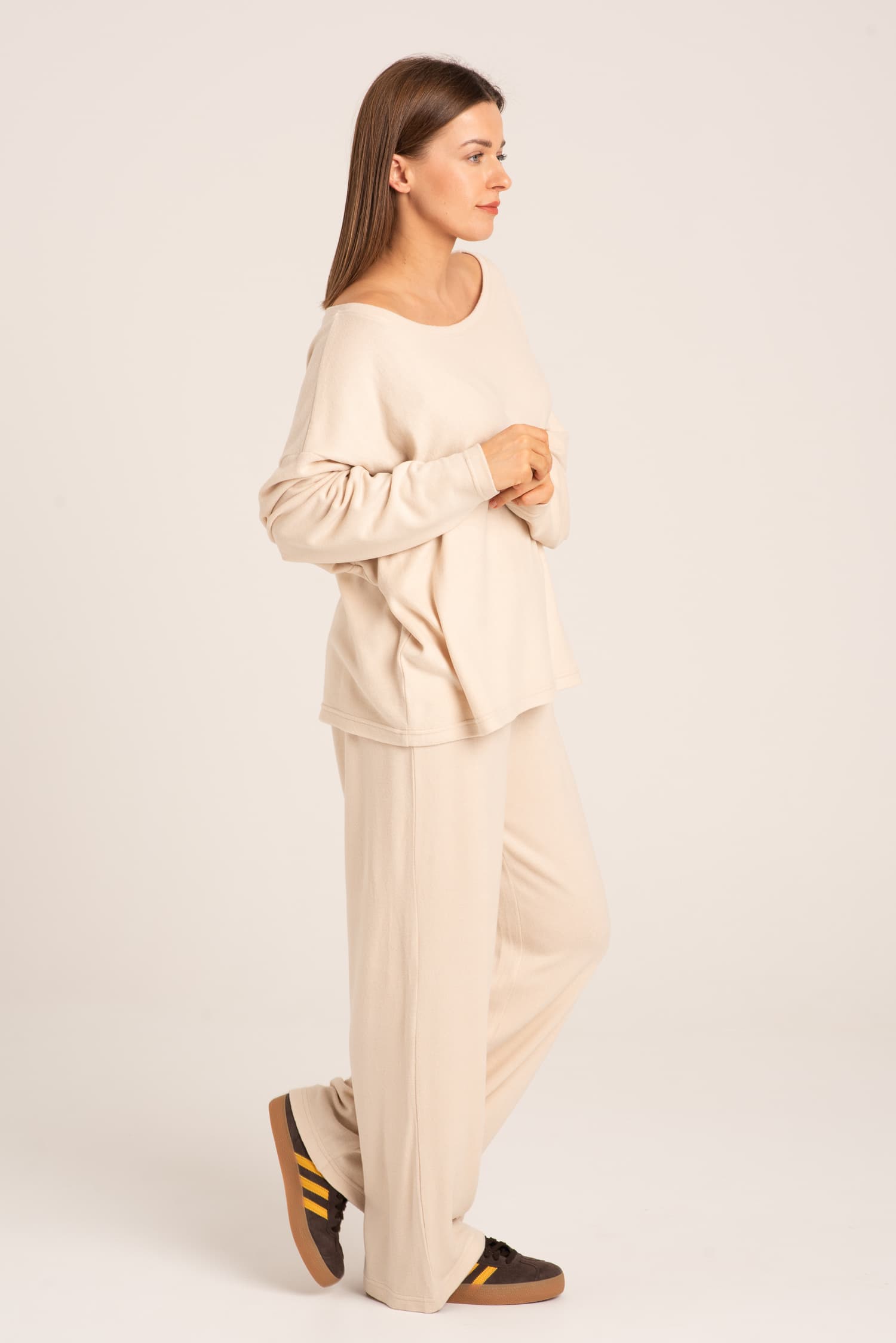 Kremowe luźne spodnie z szerokimi nogawkami Clara