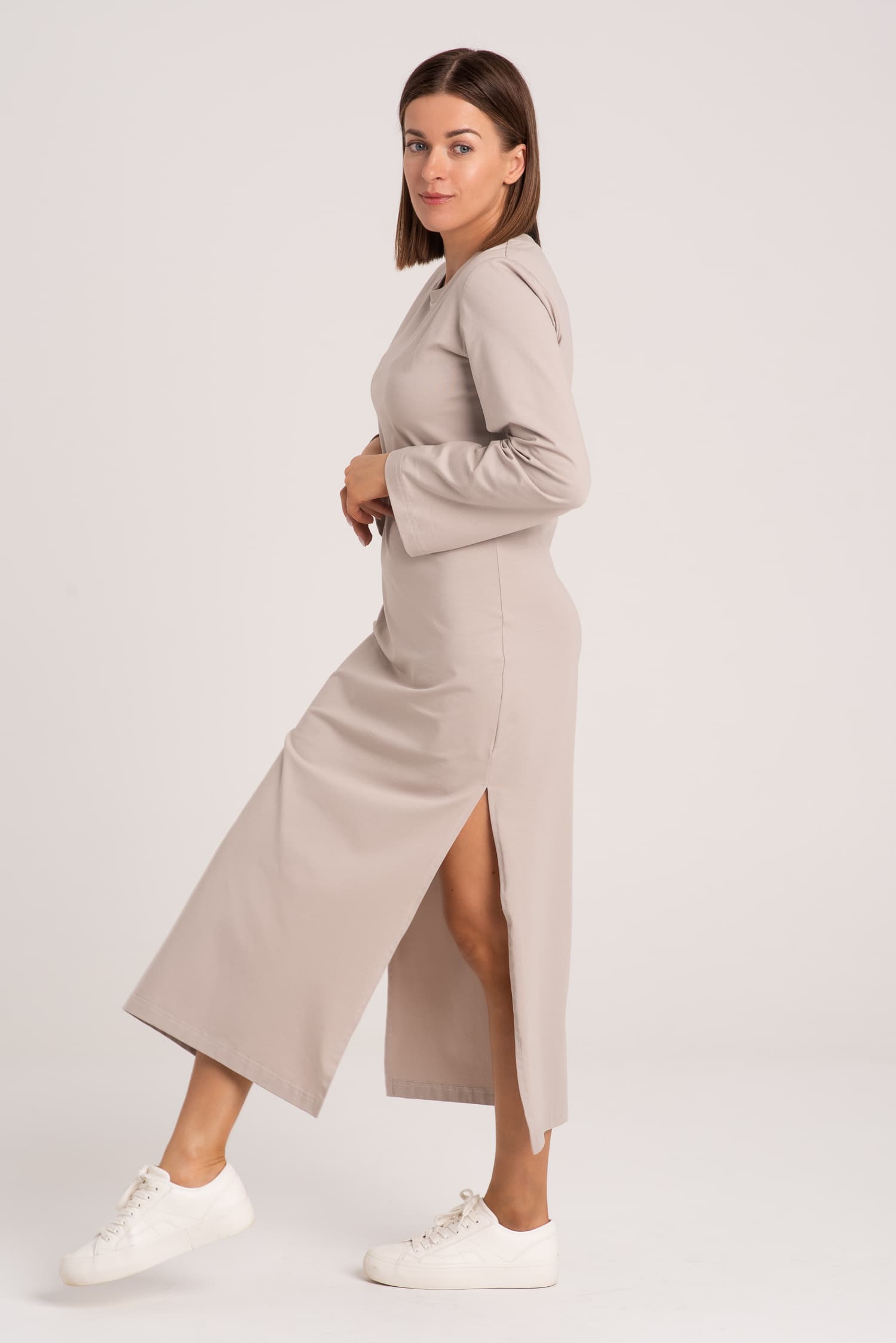 Długa sukienka t-shirtowa z rozcięciem AVERY - zdjęcie 12