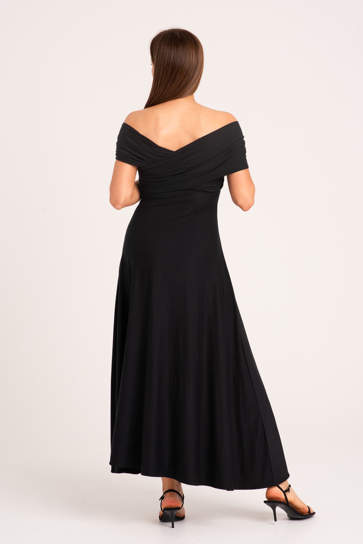 Czarna sukienka z odkrytymi ramionami UMA - zdjęcie 4