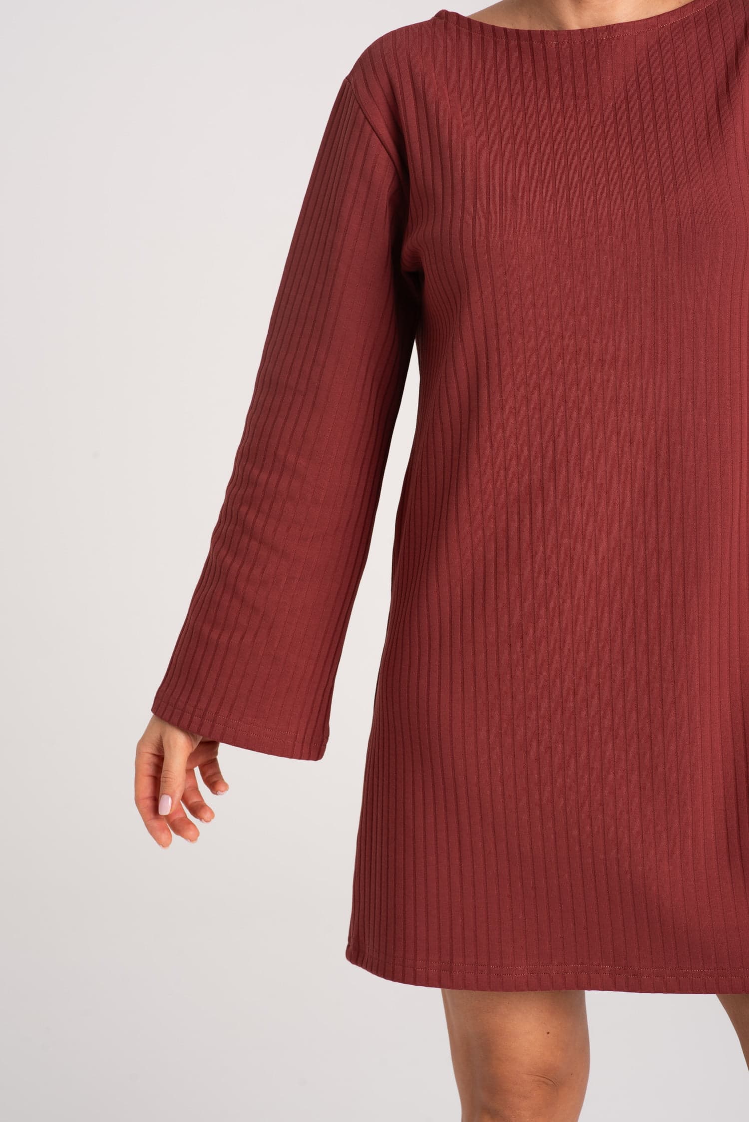Sukienka z prążkowanej dzianiny Ella w kolorze marsala - zdjęcie 5
