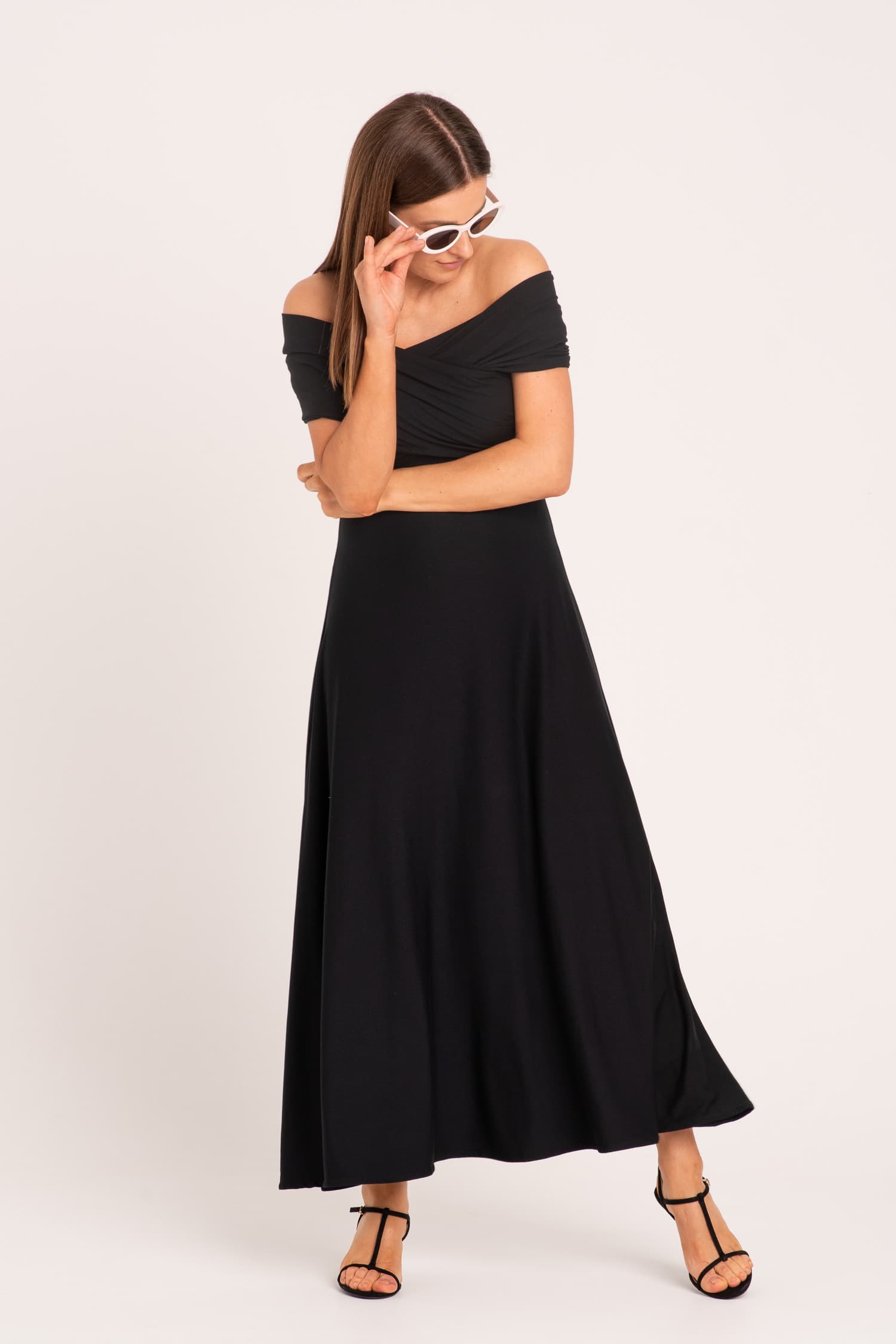 Czarna sukienka z odkrytymi ramionami UMA