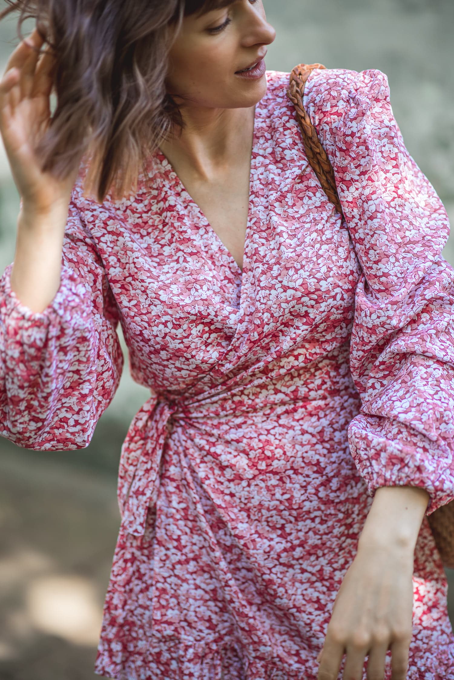 Sukienka kopertowa LOVE – kwiaty na czerwonym - widok 2