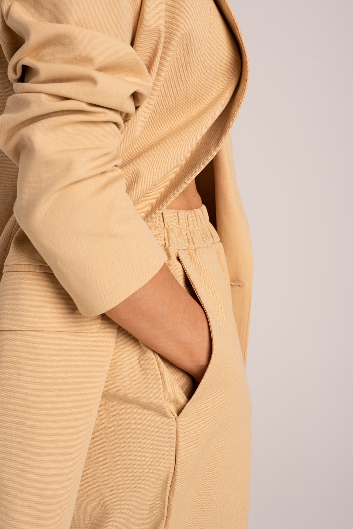 Żółty garnitur z szerokimi spodniami Mia - zdjęcie 6