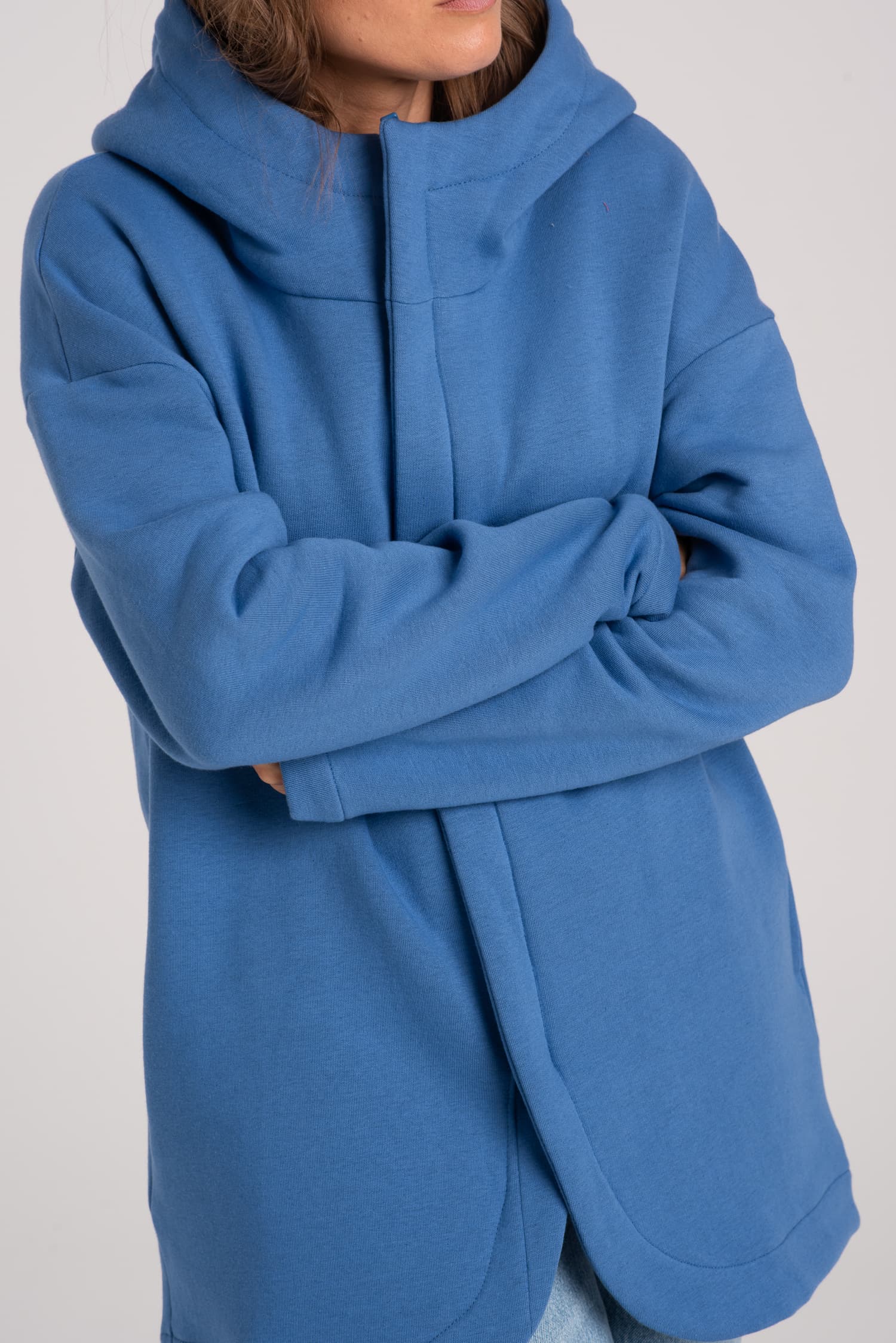 Niebieska zasuwana bluza damska NA OKRĄGŁO - zdjęcie 4