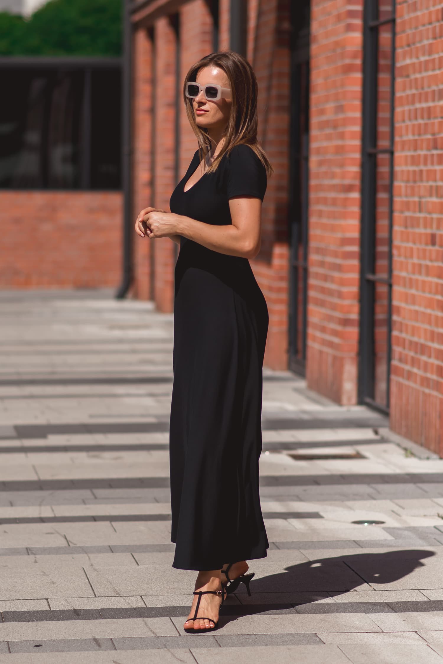 Czarna sukienka z krótkimi rękawami Antonia - widok 2