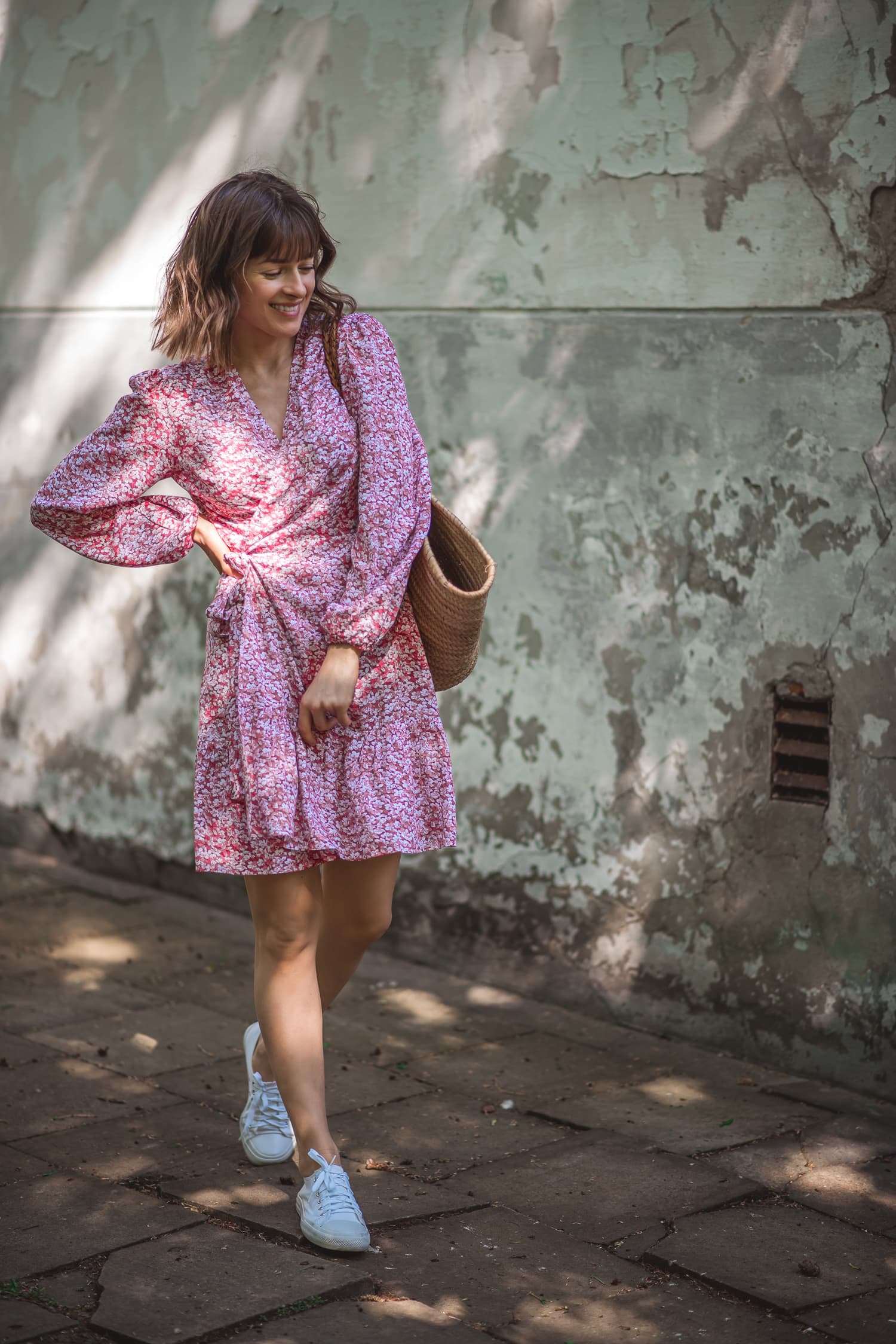 Sukienka kopertowa LOVE – kwiaty na czerwonym