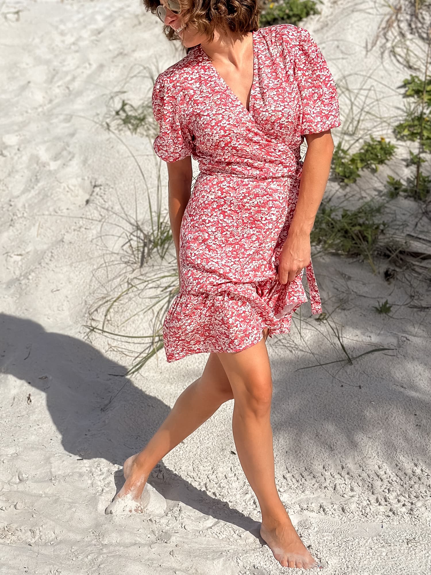 Sukienka kopertowa z krótkim rękawem LOVE  – kwiaty - zdjęcie 4