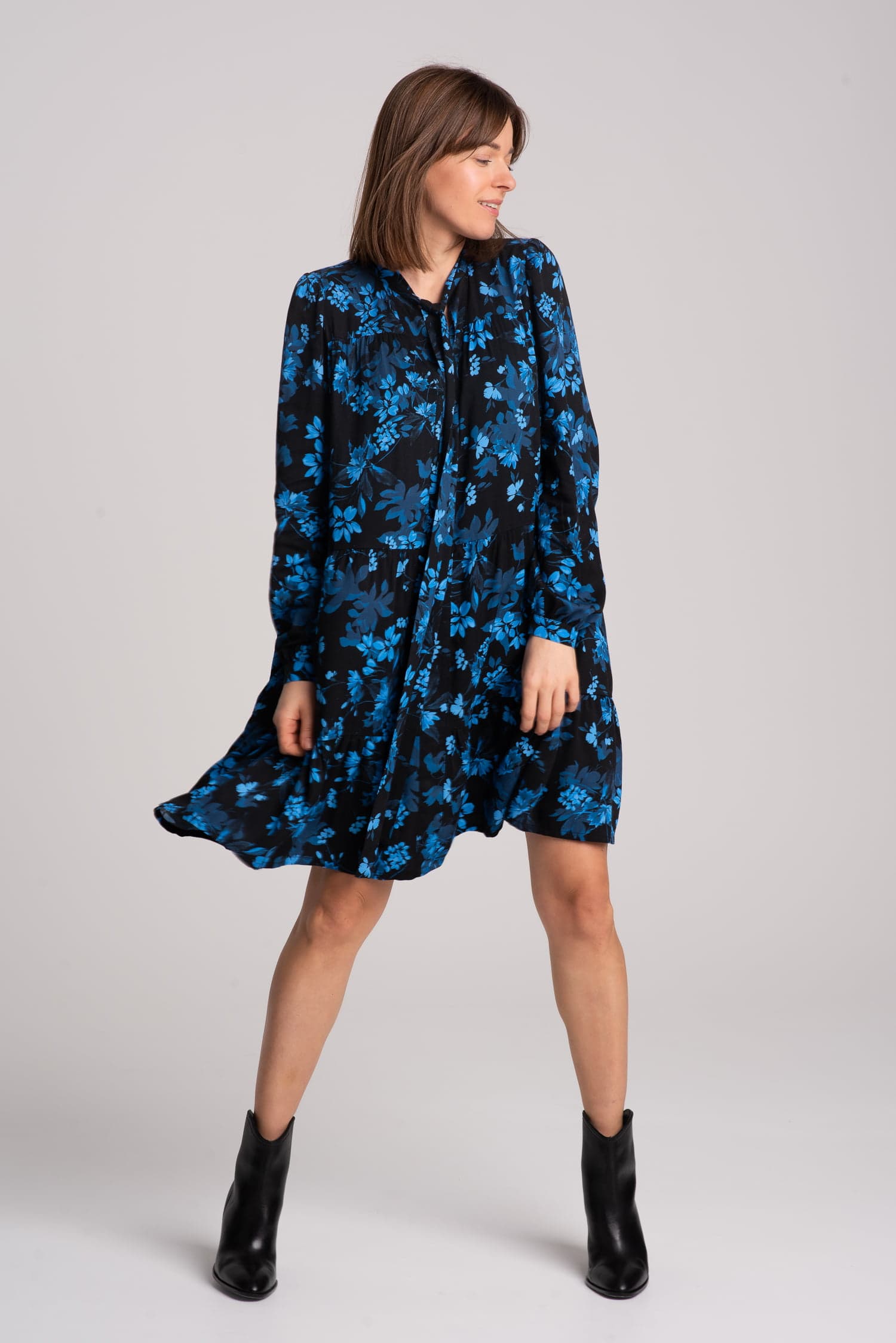Sukienka z wiskozy AVA czarna w niebieskie kwiaty - zdjęcie 6