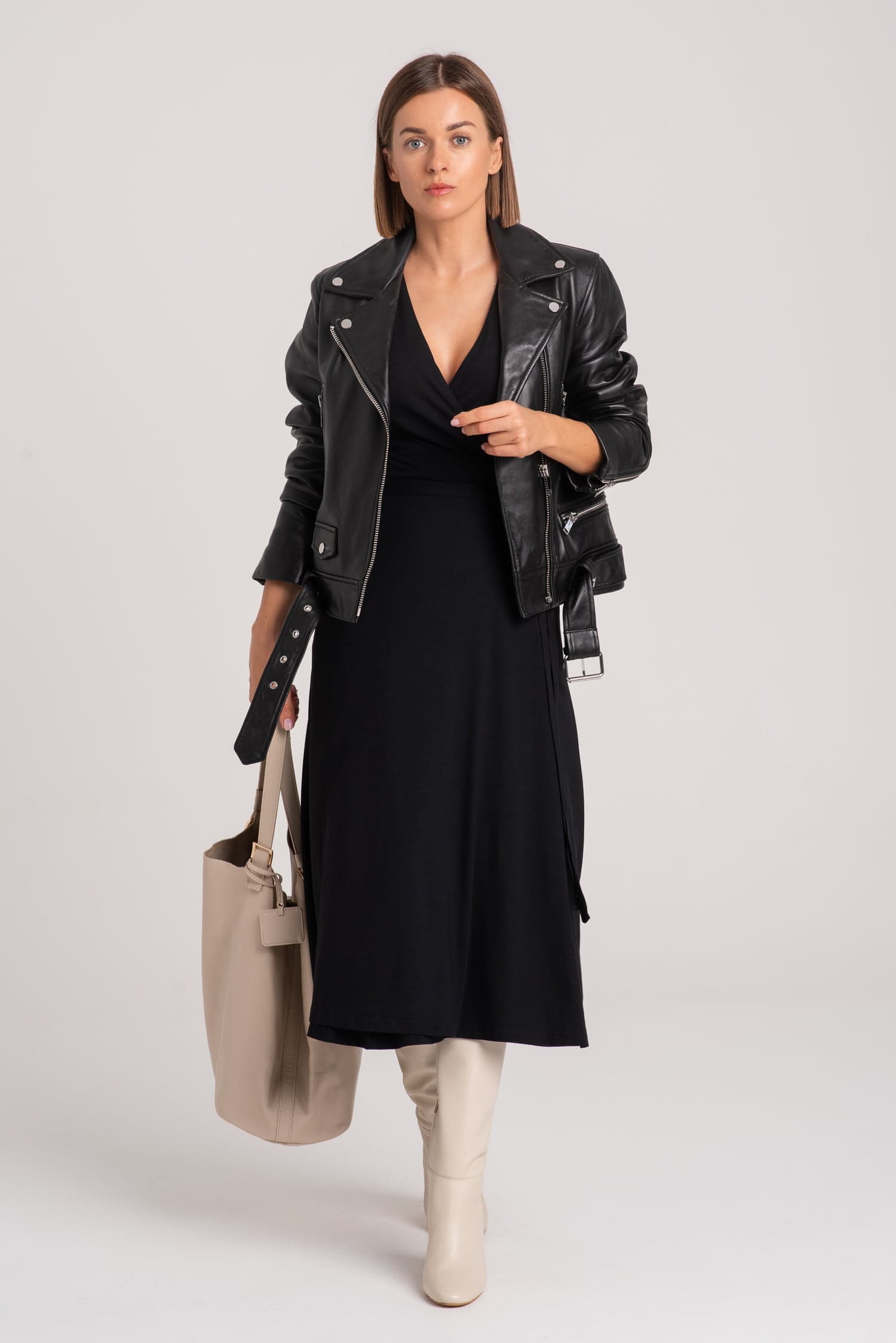 Czarna sukienka kopertowa z modalu Red - zdjęcie 12