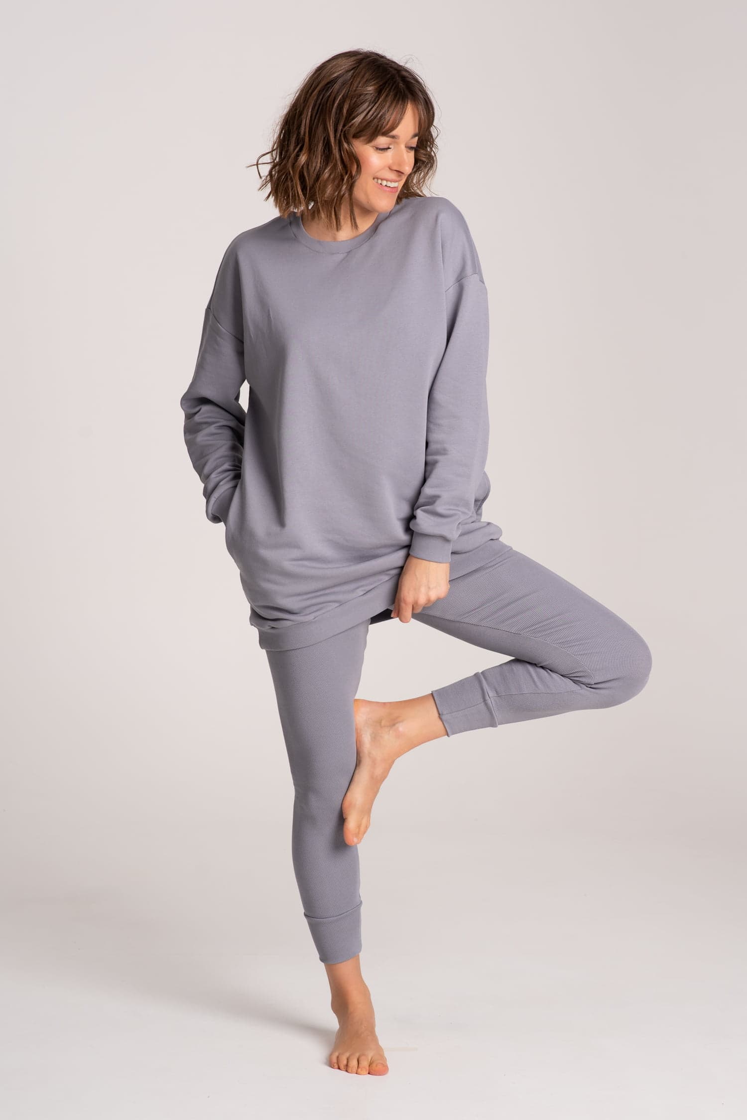 Długa szara bluza ze ściagaczem