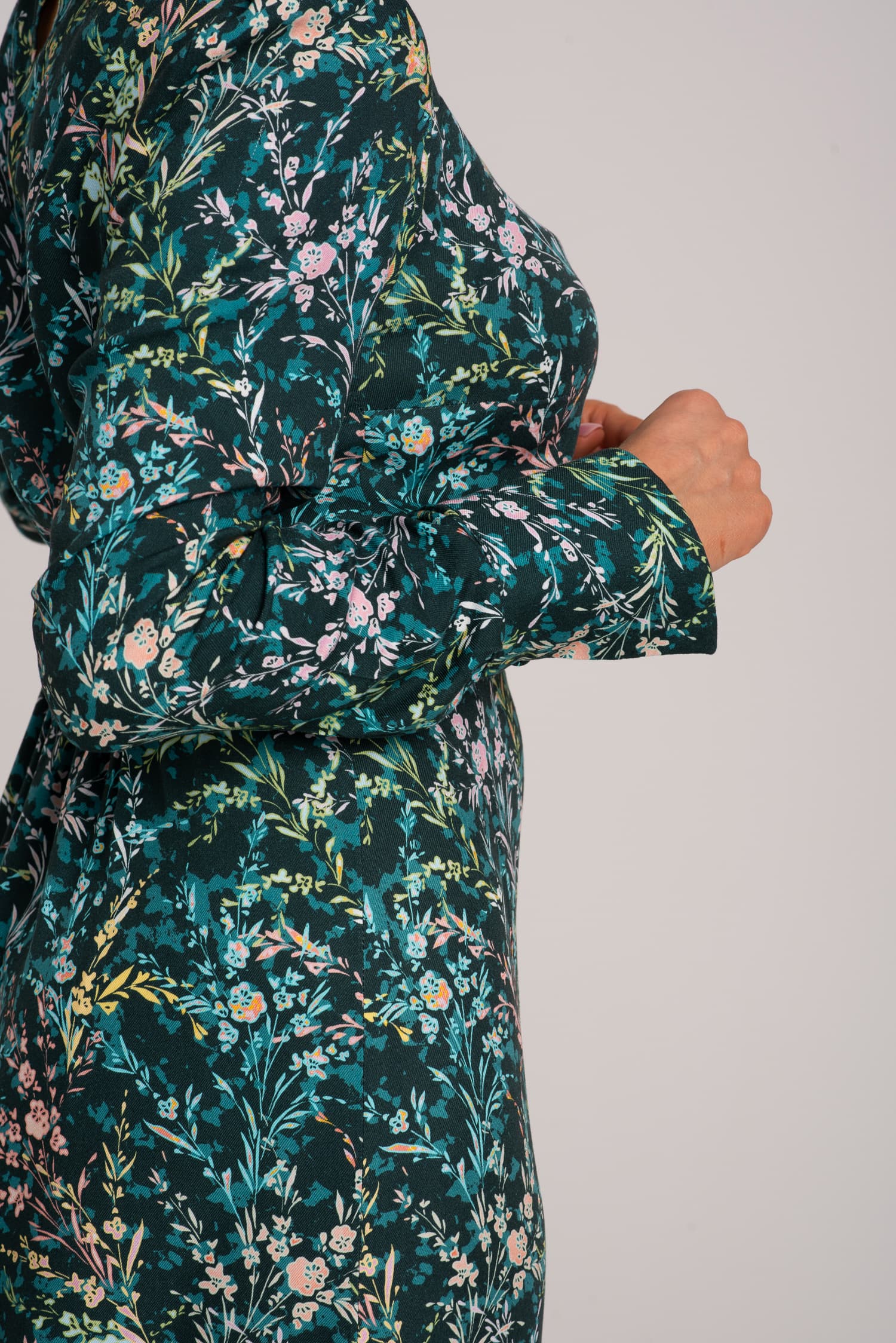 Zielona sukienka z wiskozy w kwiaty Hazel - zdjęcie 6