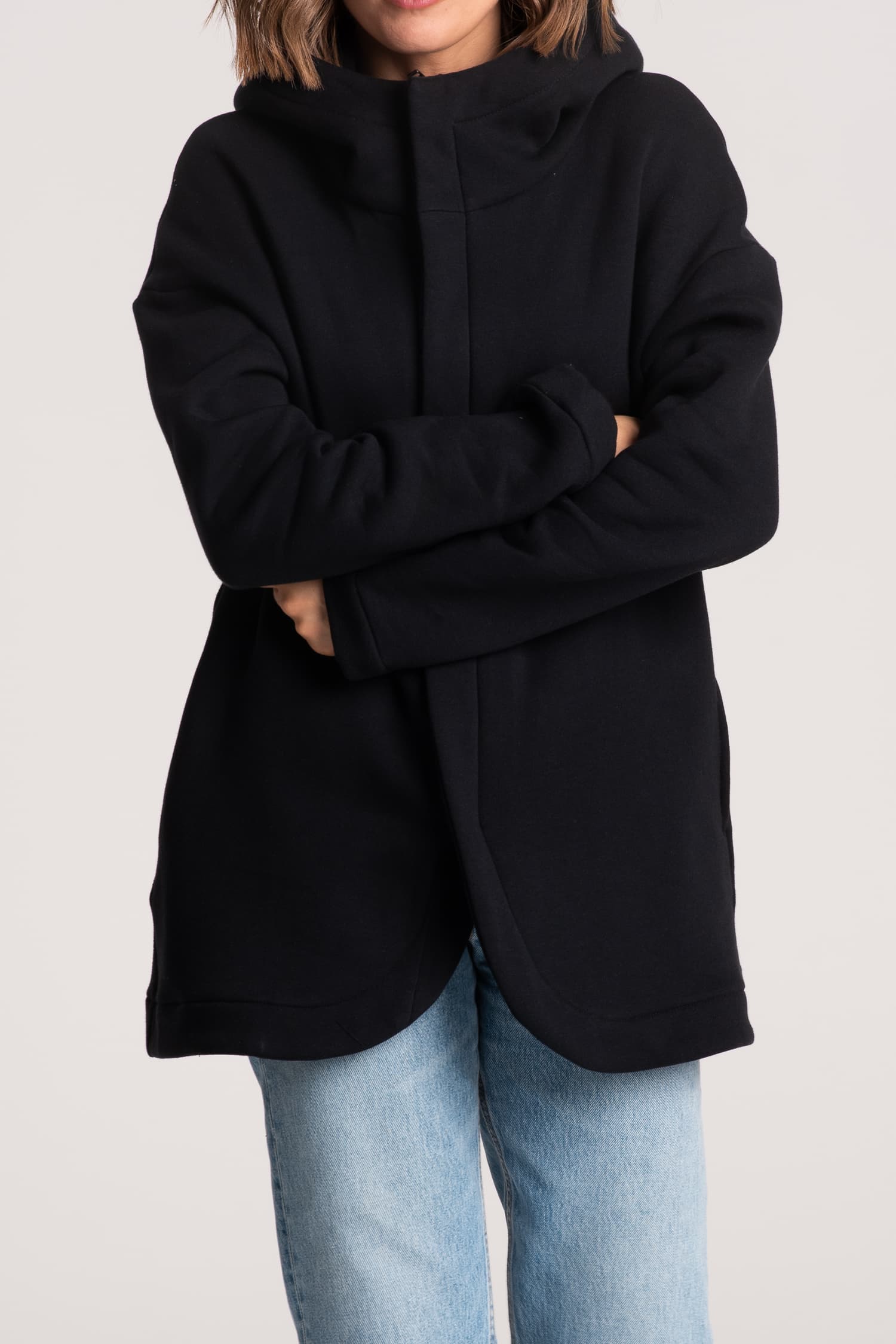 Czarna zasuwana bluza damska NA OKRĄGŁO - zdjęcie 4