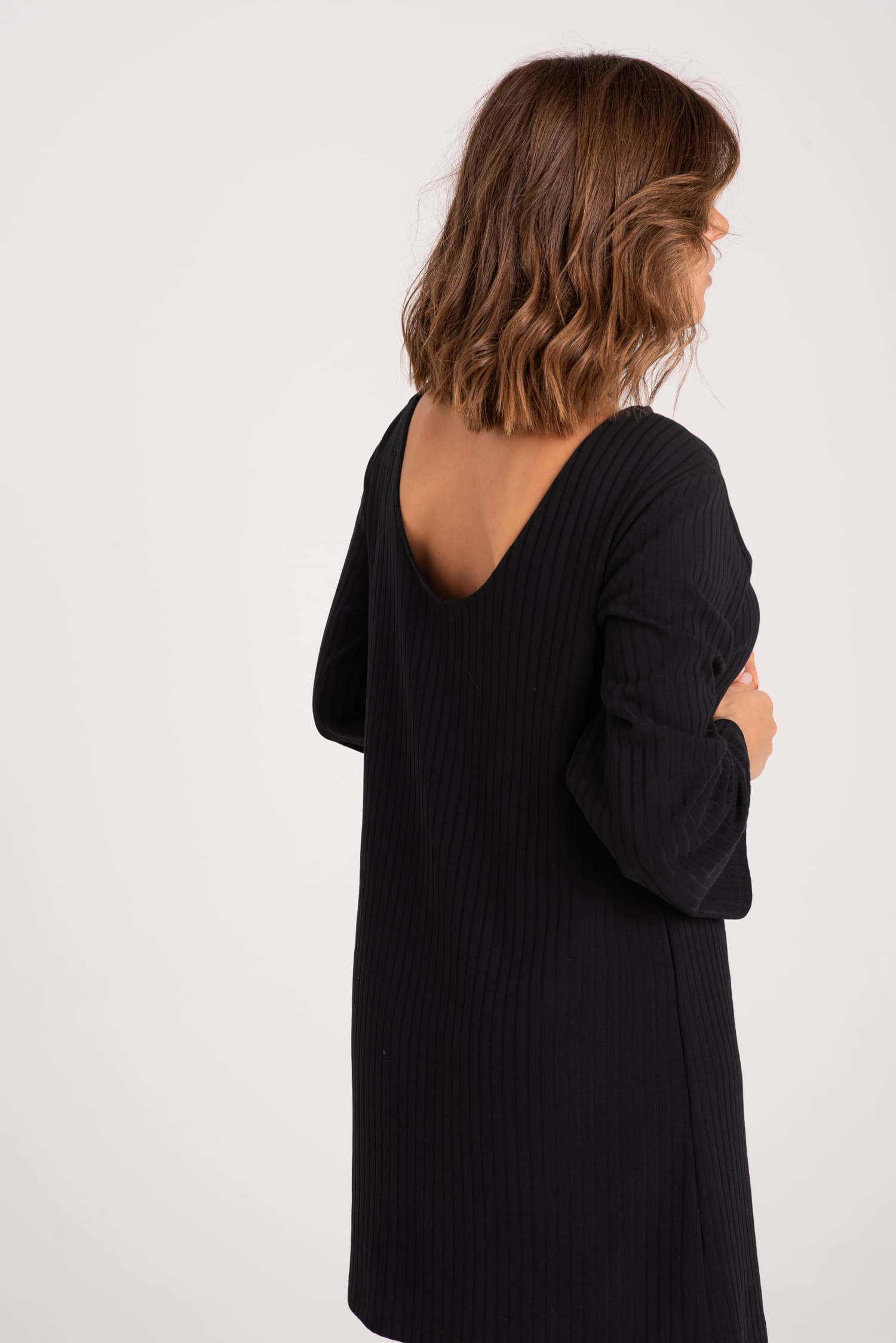 Czarna sukienka z prążkowanej dzianiny Ella - zdjęcie 3