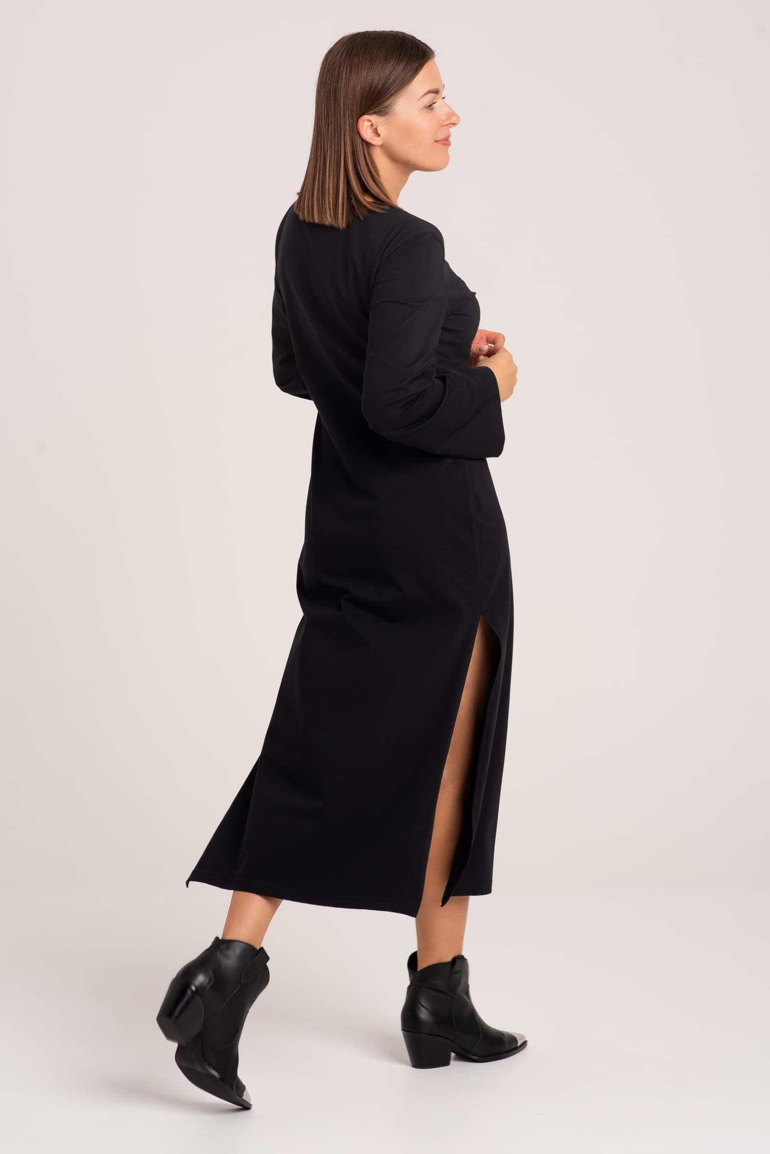 Czarna długa sukienka t-shirtowa z rozcięciem AVERY - zdjęcie 5