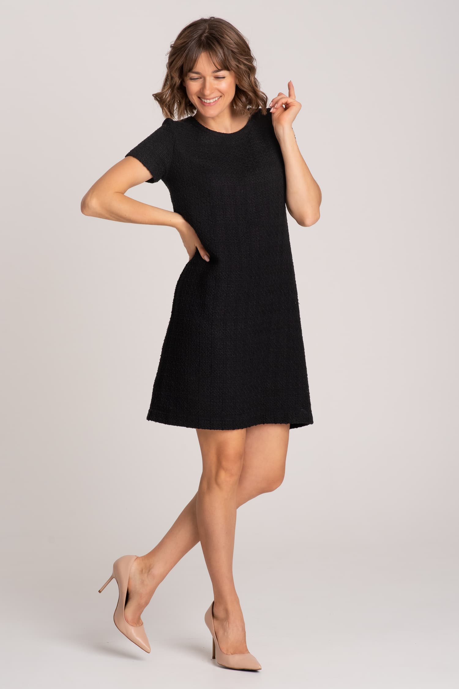 Klasyczna sukienka MINIMALISTKA - czarna - zdjęcie 3