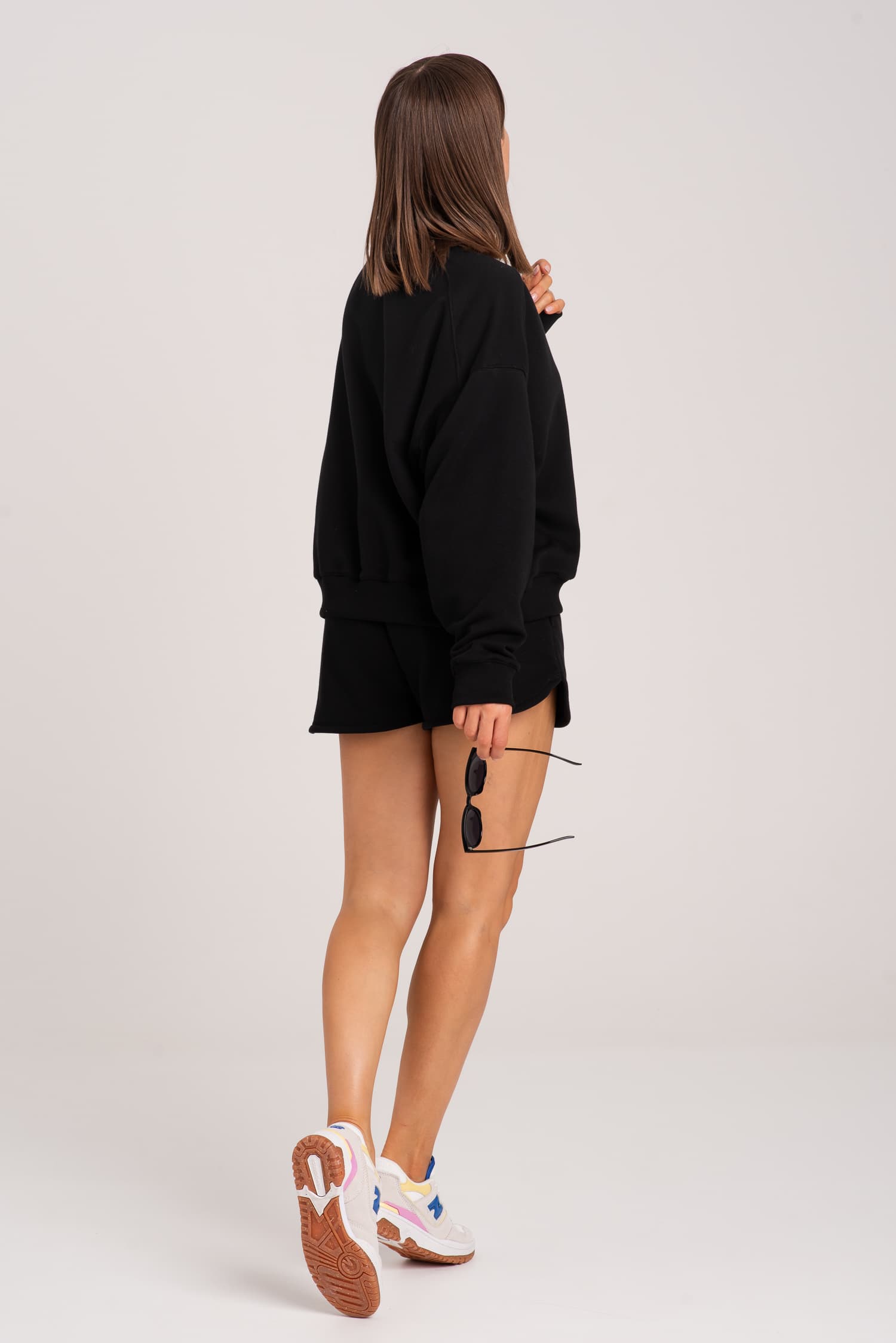 Czarne spodenki dresowe z szeroką gumą NORA - widok 2