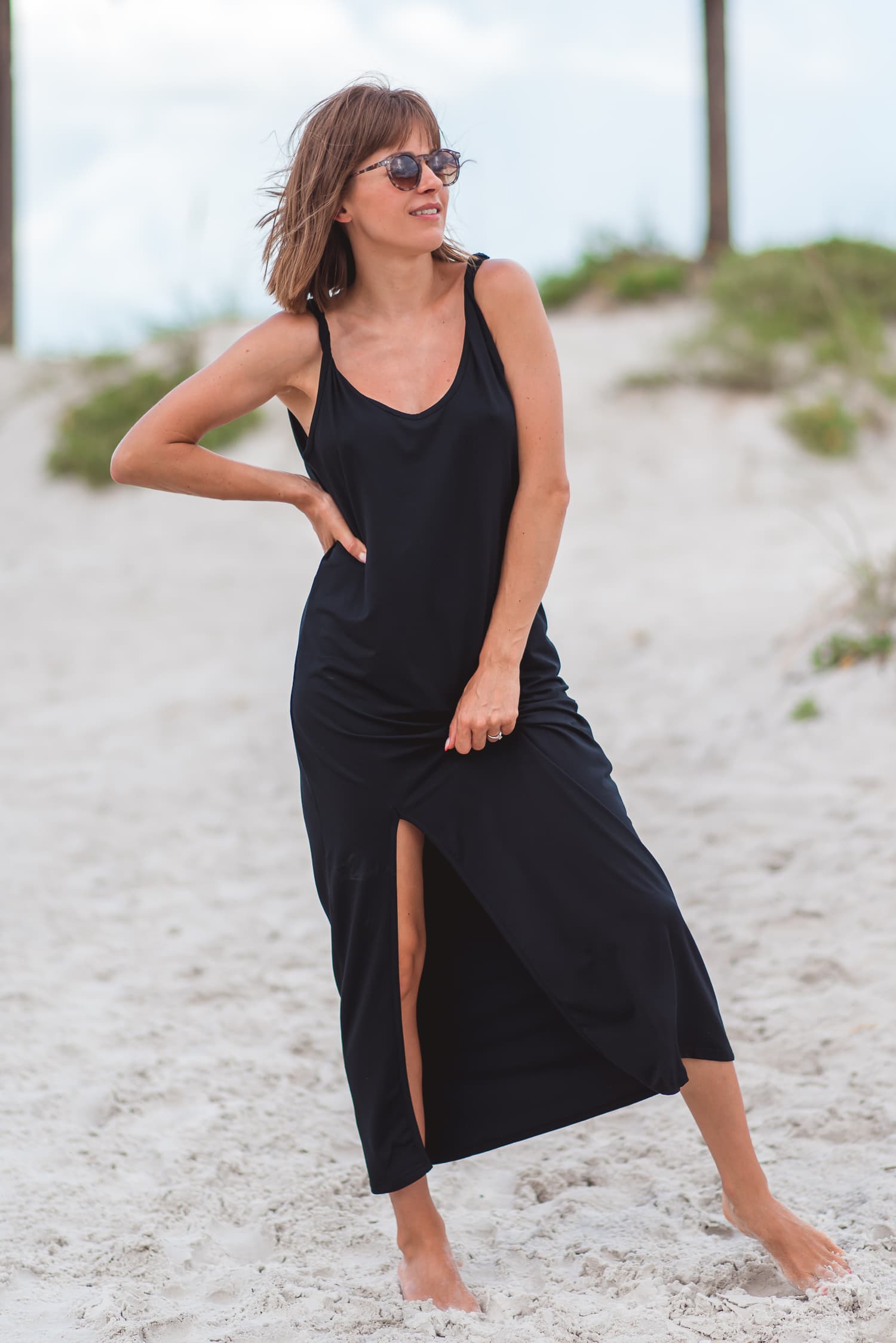 Sukienka na zakręconych ramiączkach SIMPLE – czarna - zdjęcie 5