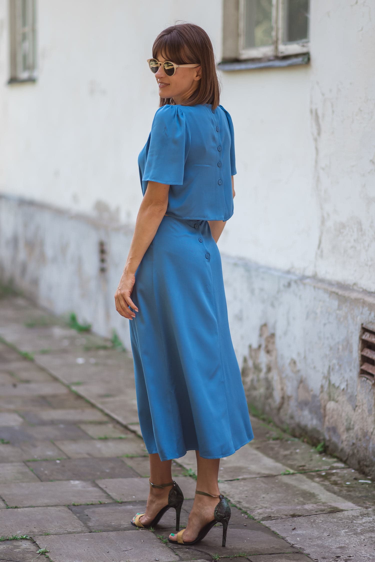 Sukienka z odkrytymi plecami SUMMER – niebieska - widok 2