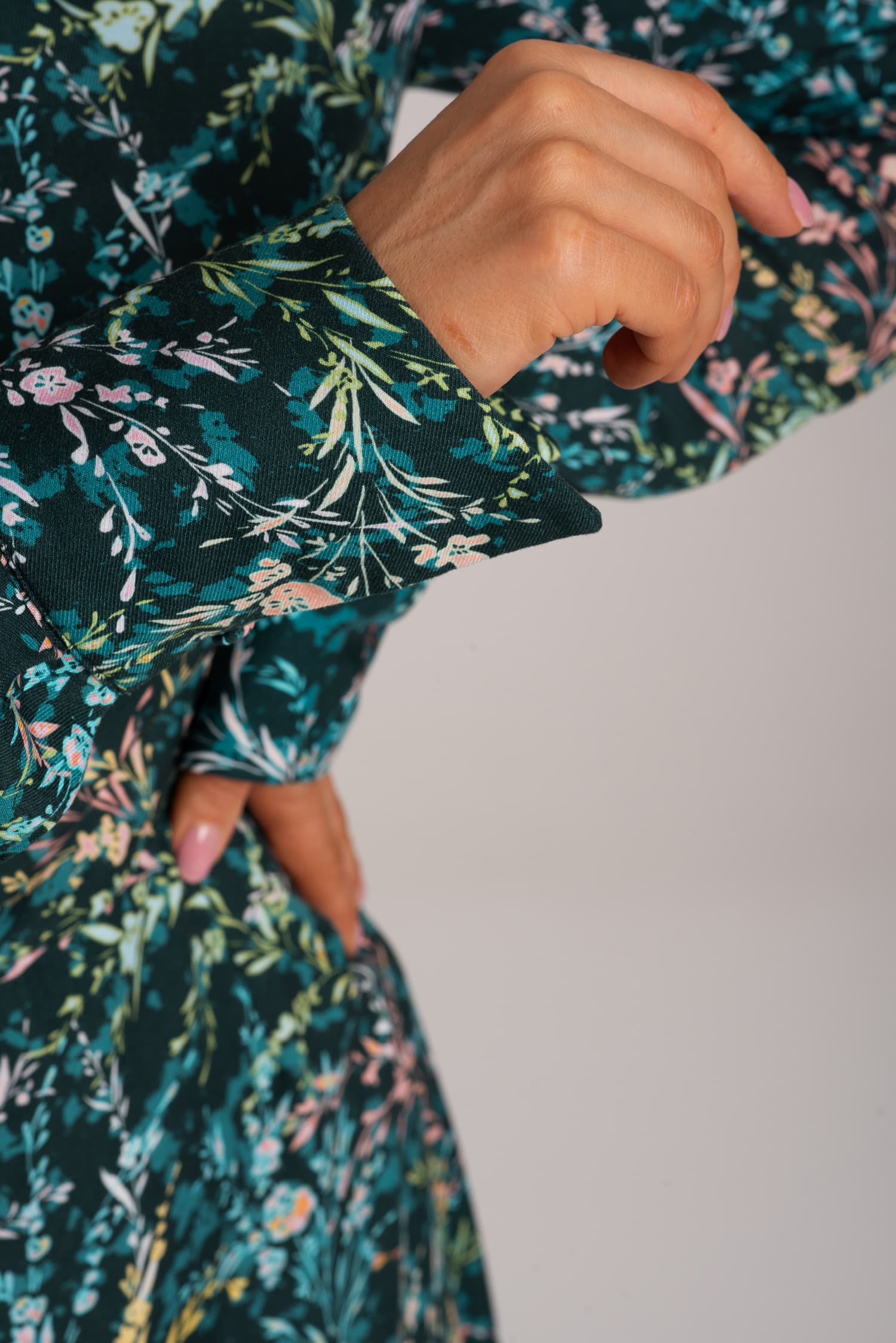 Zielona sukienka z wiskozy w kwiaty Hazel - zdjęcie 7