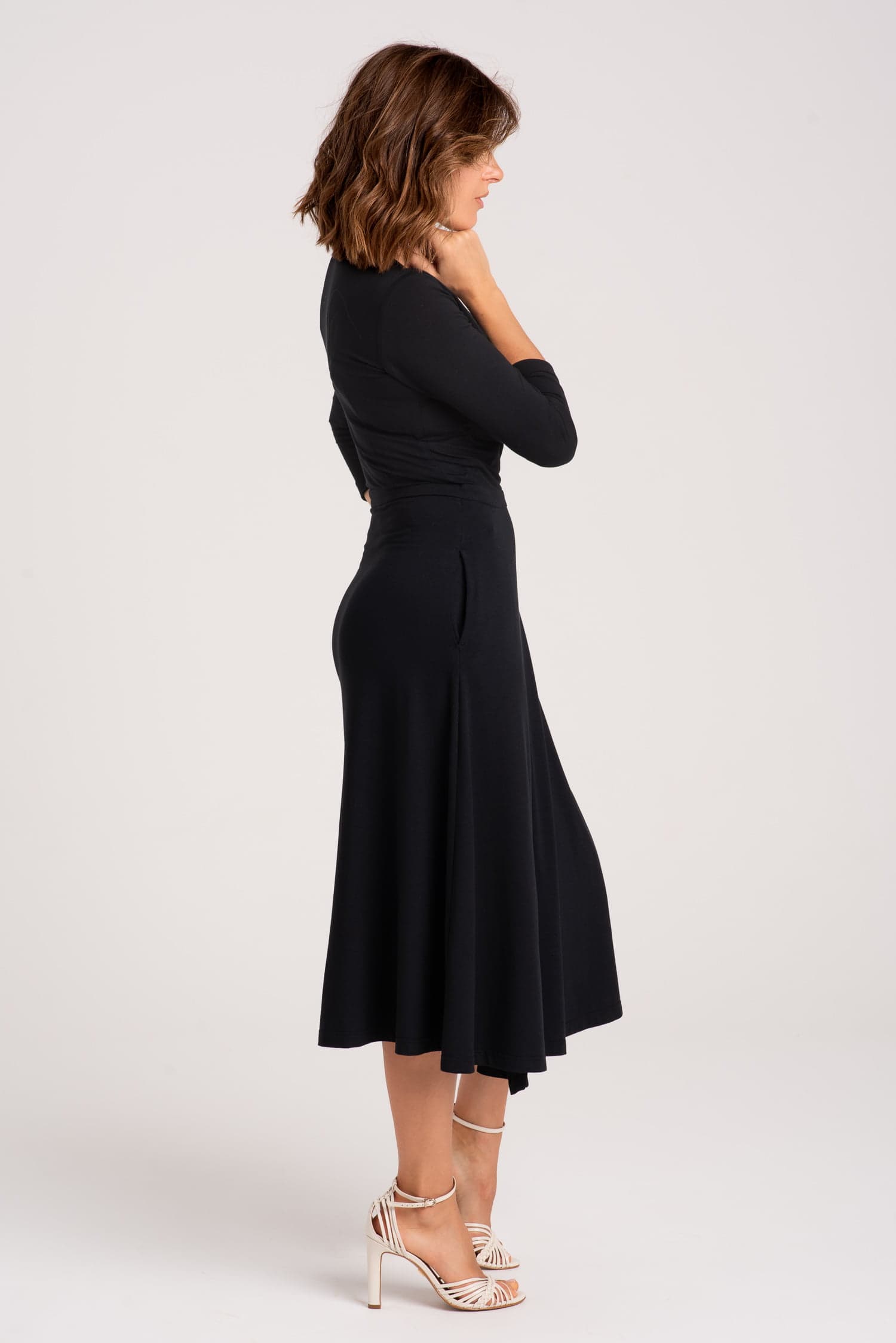 Czarna sukienka kopertowa z modalu Red - zdjęcie 3