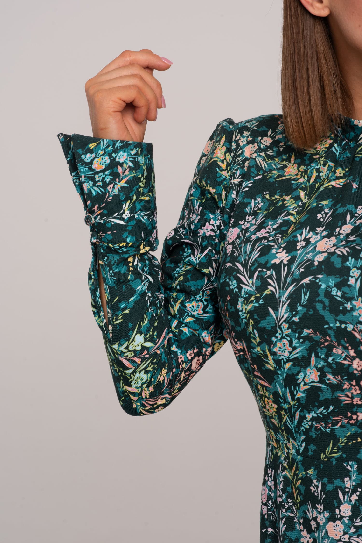 Zielona sukienka z wiskozy w kwiaty Hazel - zdjęcie 3