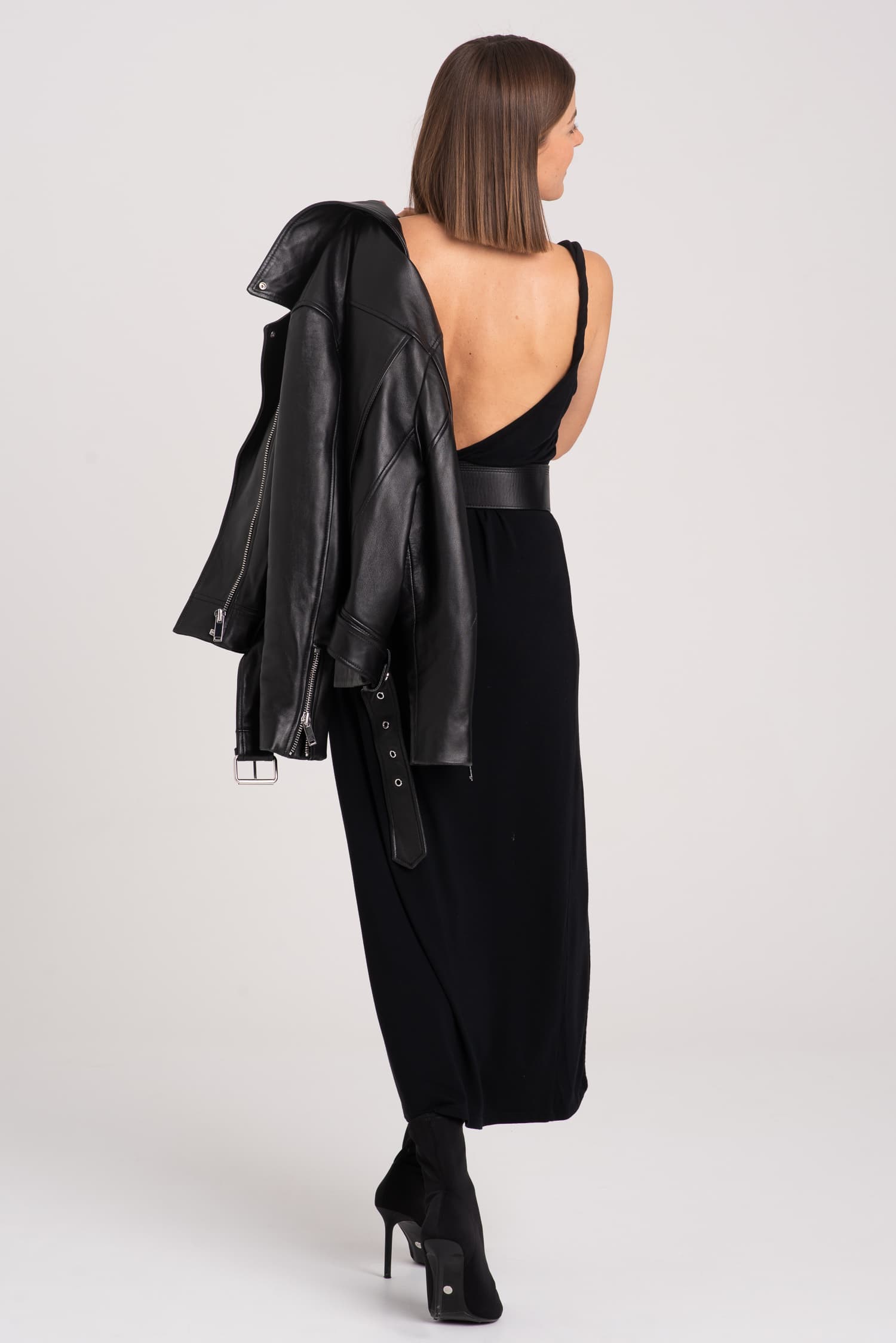 Sukienka na zakręconych ramiączkach SIMPLE – czarna - zdjęcie 8