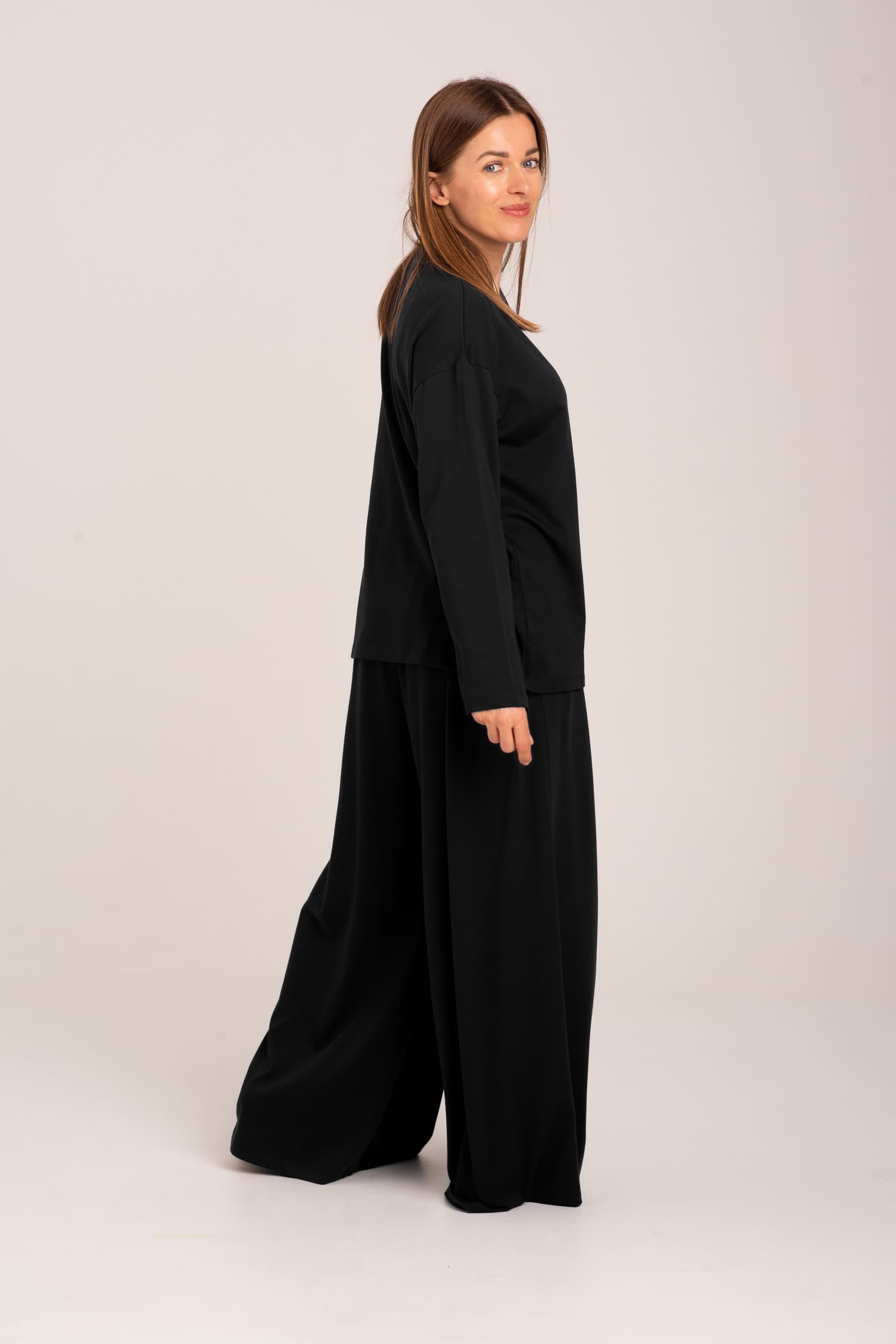 Czarne szerokie spodnie z modalem NINA - zdjęcie 3