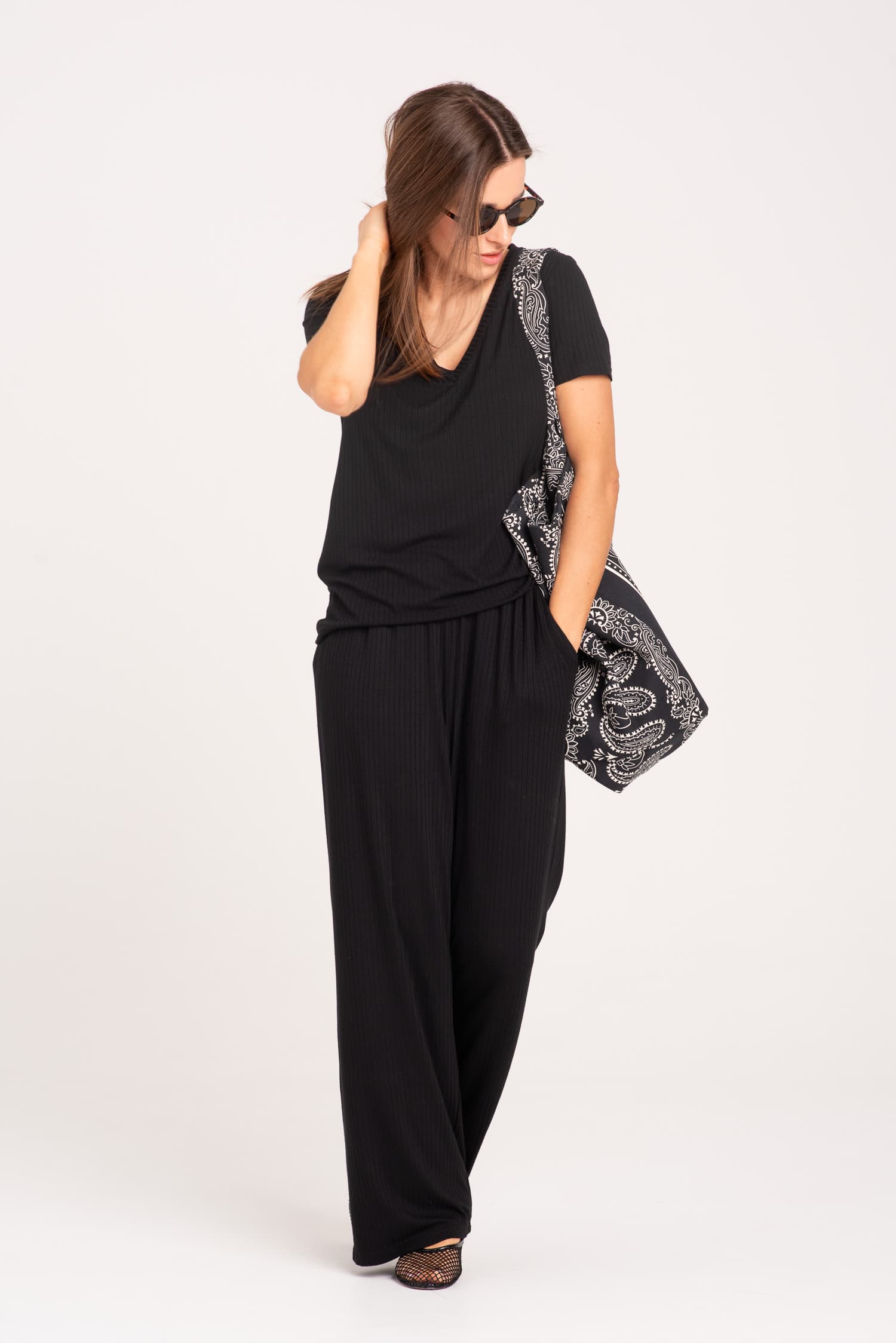 Czarny t-shirt z prążkowanej dzianiny Nita - zdjęcie 6