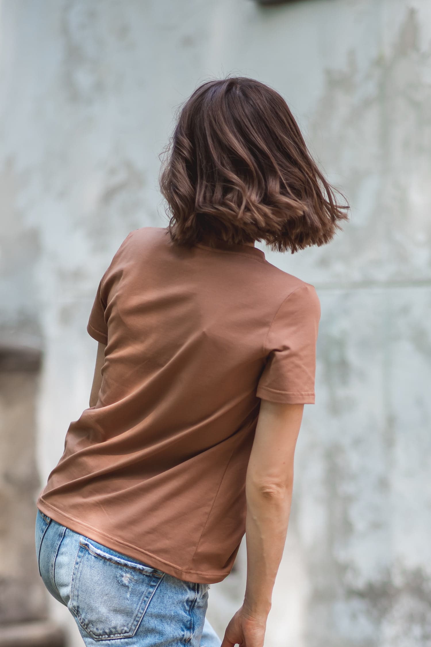 T-shirt BASIC V brąz — zdjęcie 4