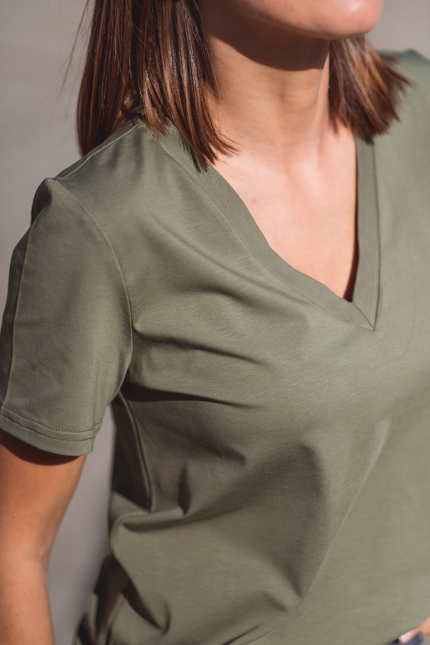 T-shirt BASIC V – khaki — zdjęcie 3