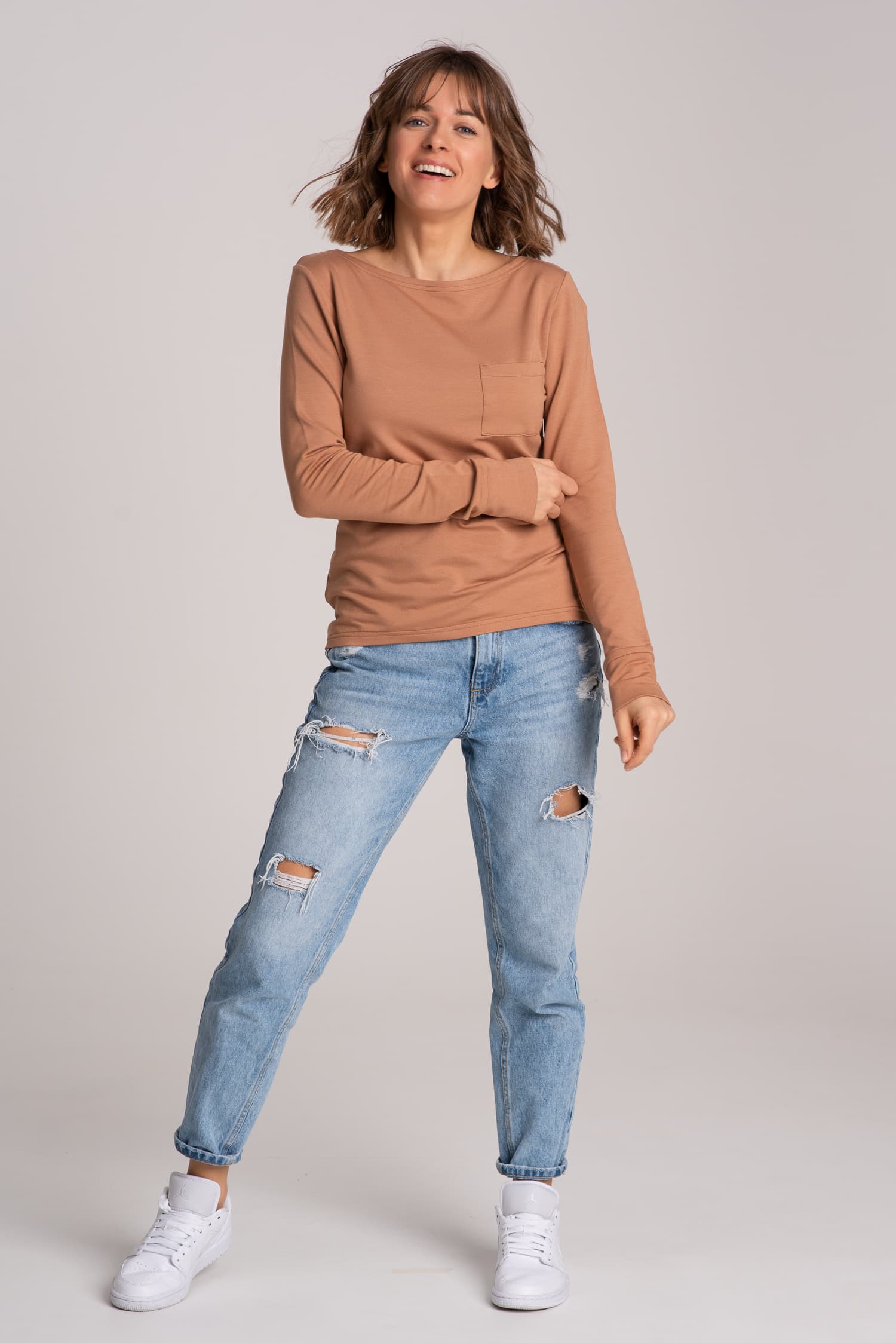 Longsleeve z kieszonką BASIC – camel — zdjęcie 2