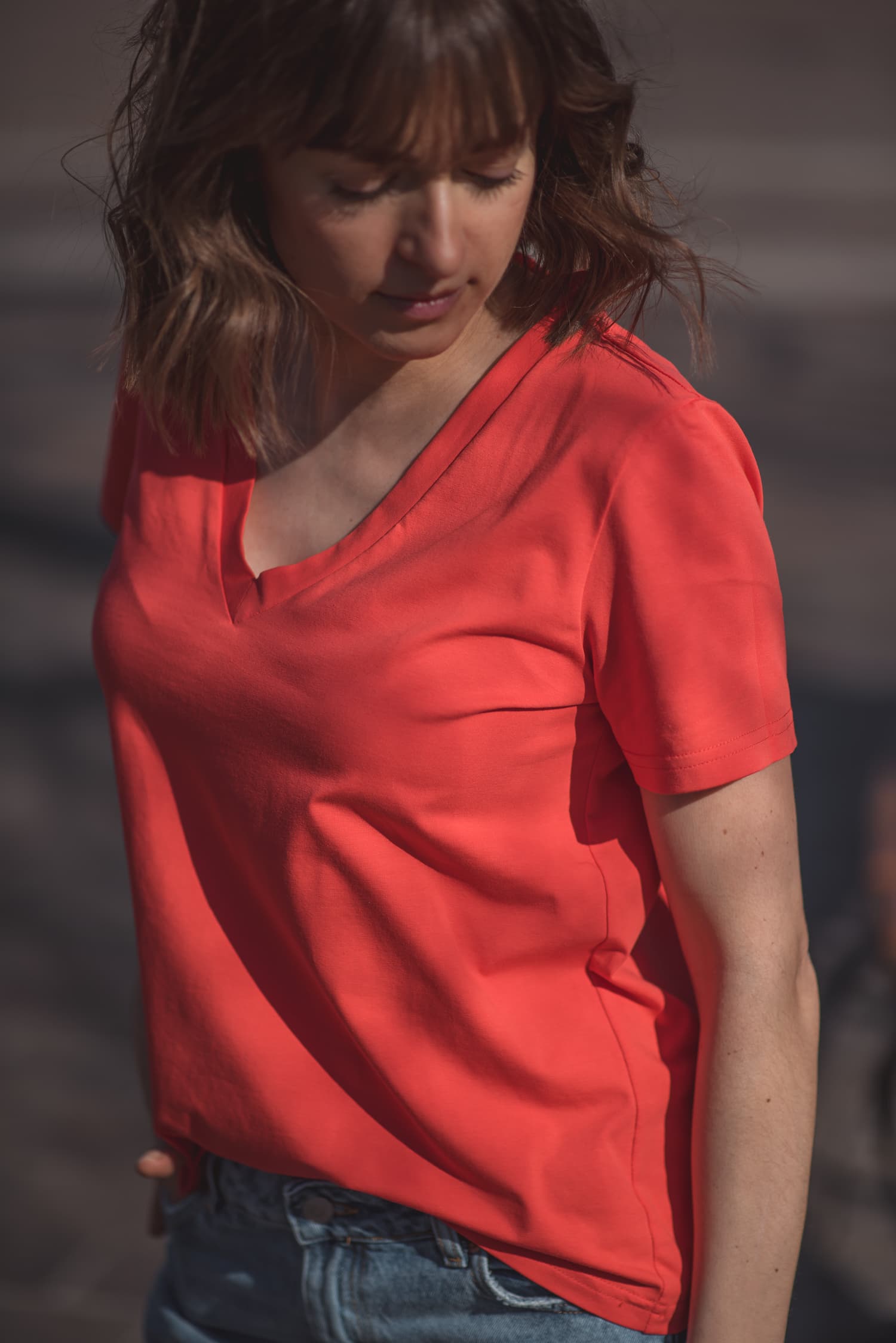 T-shirt BASIC V koralowy — zdjęcie 5
