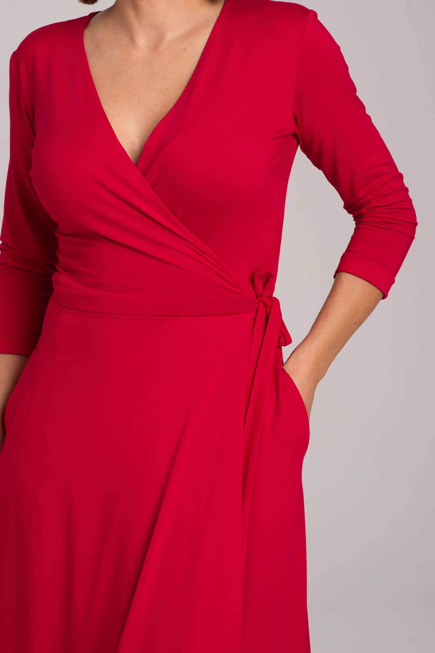 Czerwona sukienka kopertowa z modalu Red — zdjęcie 7