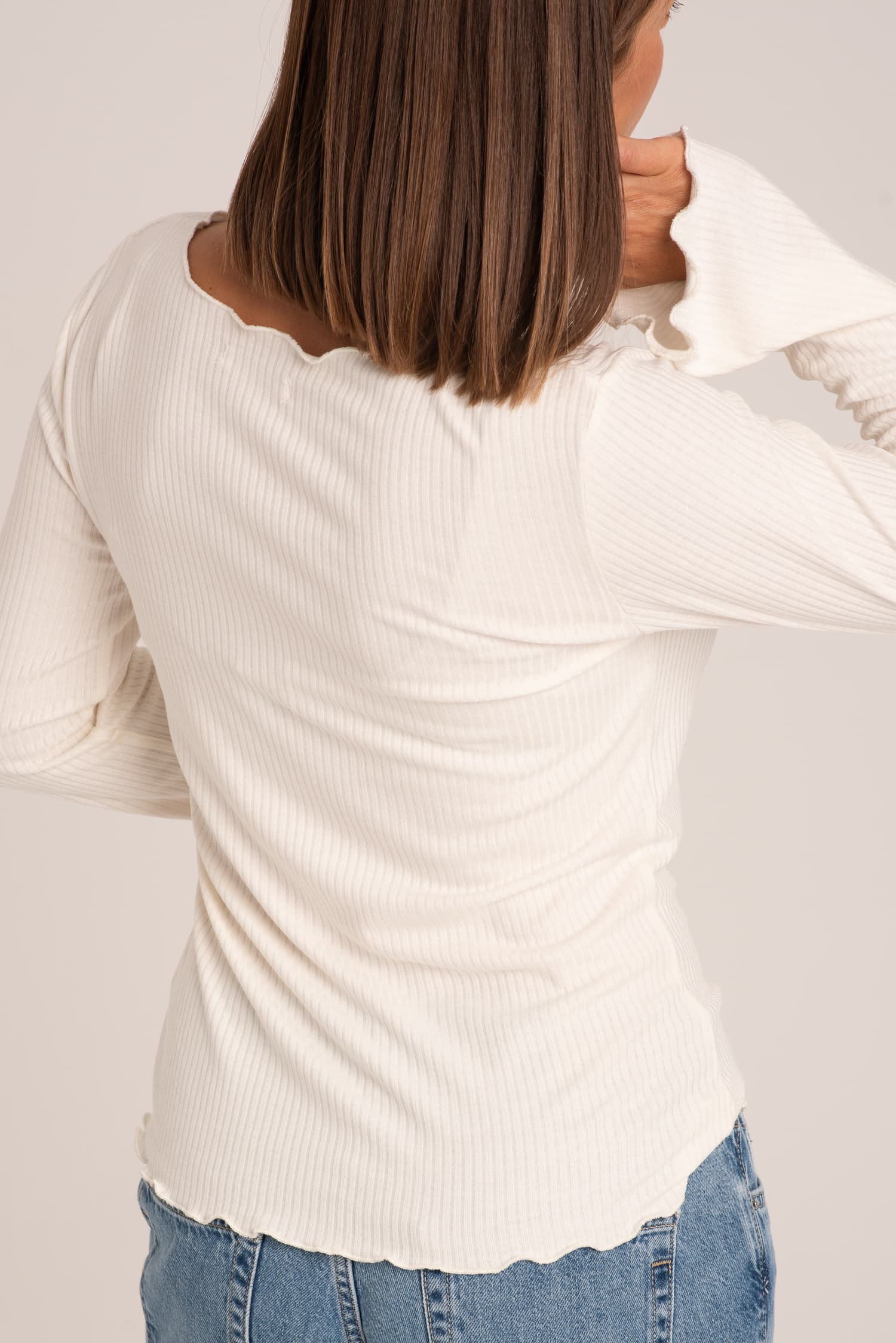 Biały longsleeve Julie z prążkowanej dzianiny — zdjęcie 5