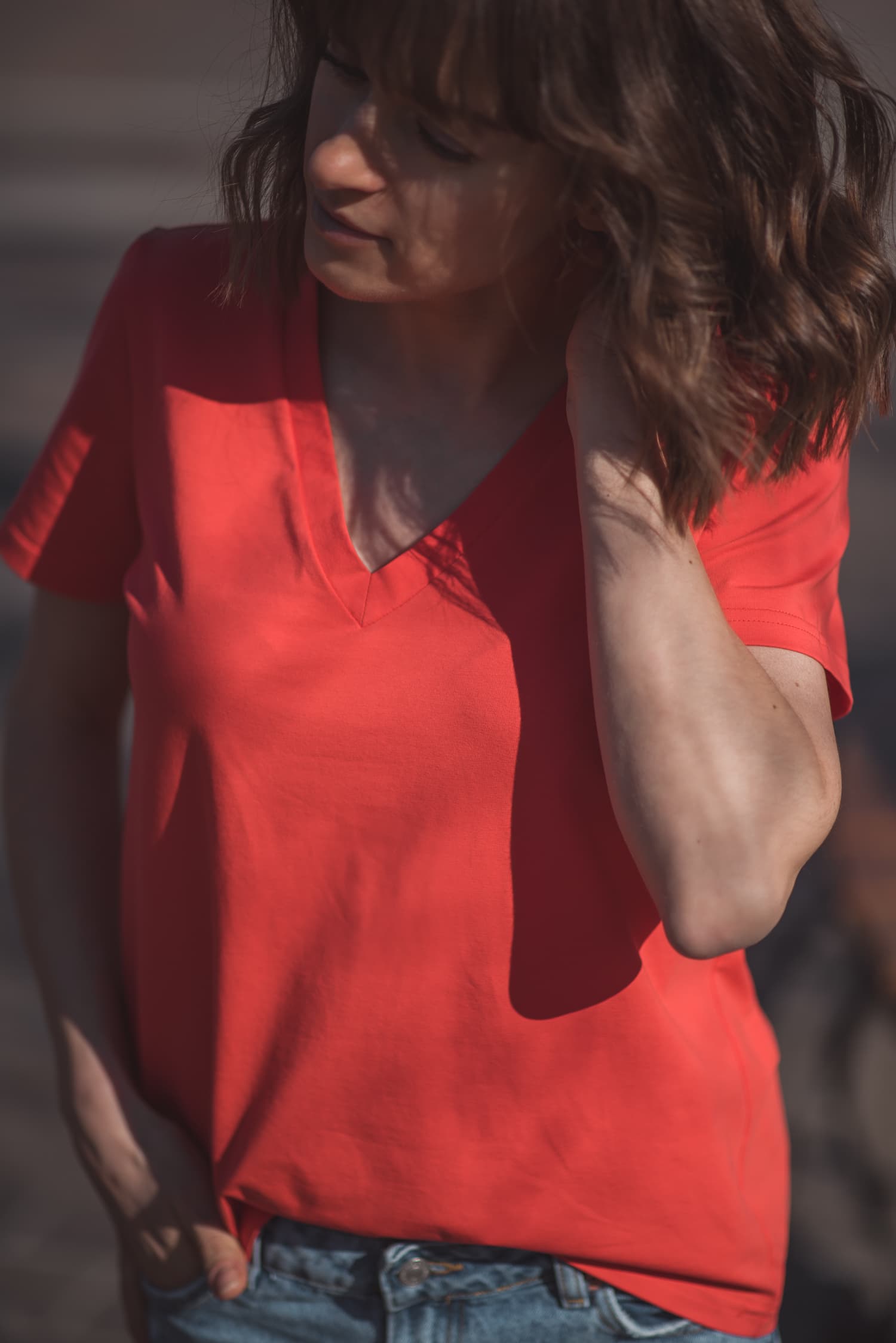 T-shirt BASIC V koralowy — zdjęcie 4