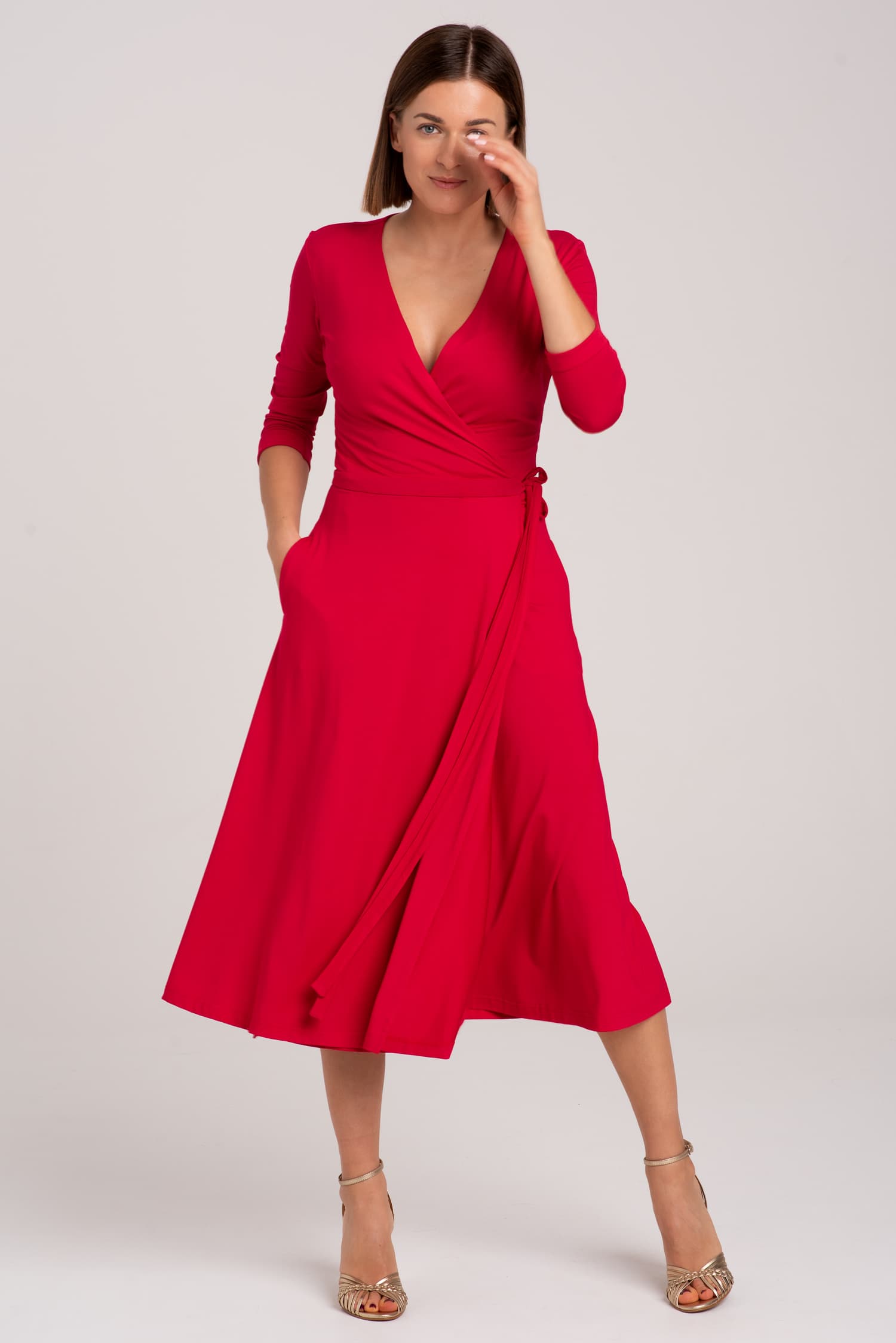 Czerwona sukienka kopertowa z modalu Red — zdjęcie 6